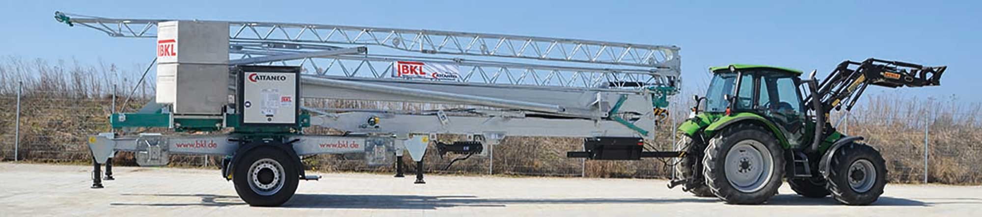 BKL Cattaneo Schnellbaukran zum Mieten oder Kaufen, dargestellt auf Transporteinheit mit Stützfüßen, bereit für Kranvermietung, Kauf und Baustellenlogistik