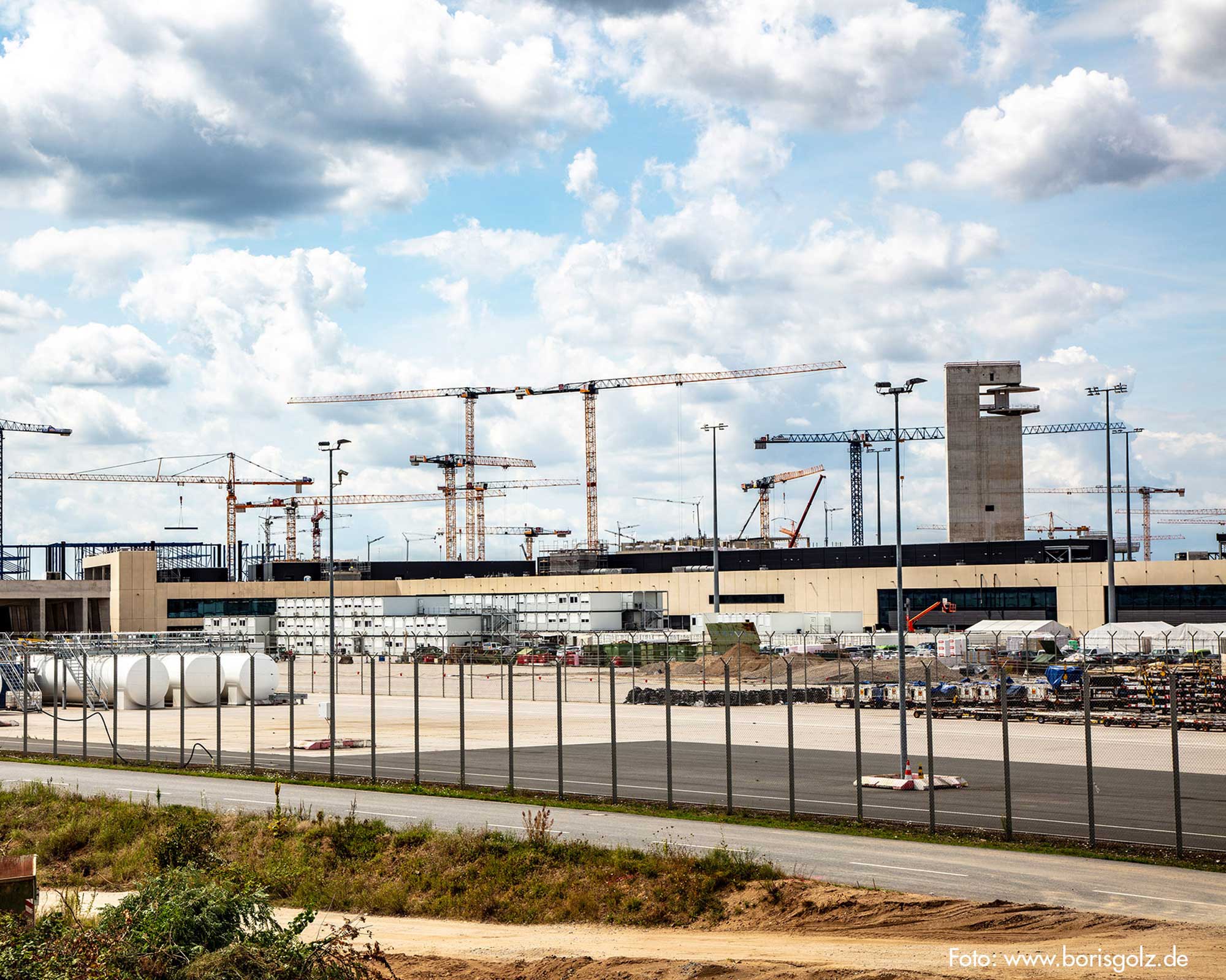 Zeigt den Terminal 3 am Flughafen Frankfurt während des Baus, dient als BKL Referenz. In Einsatz sind zwölf Turmdrehkranen von BKL.