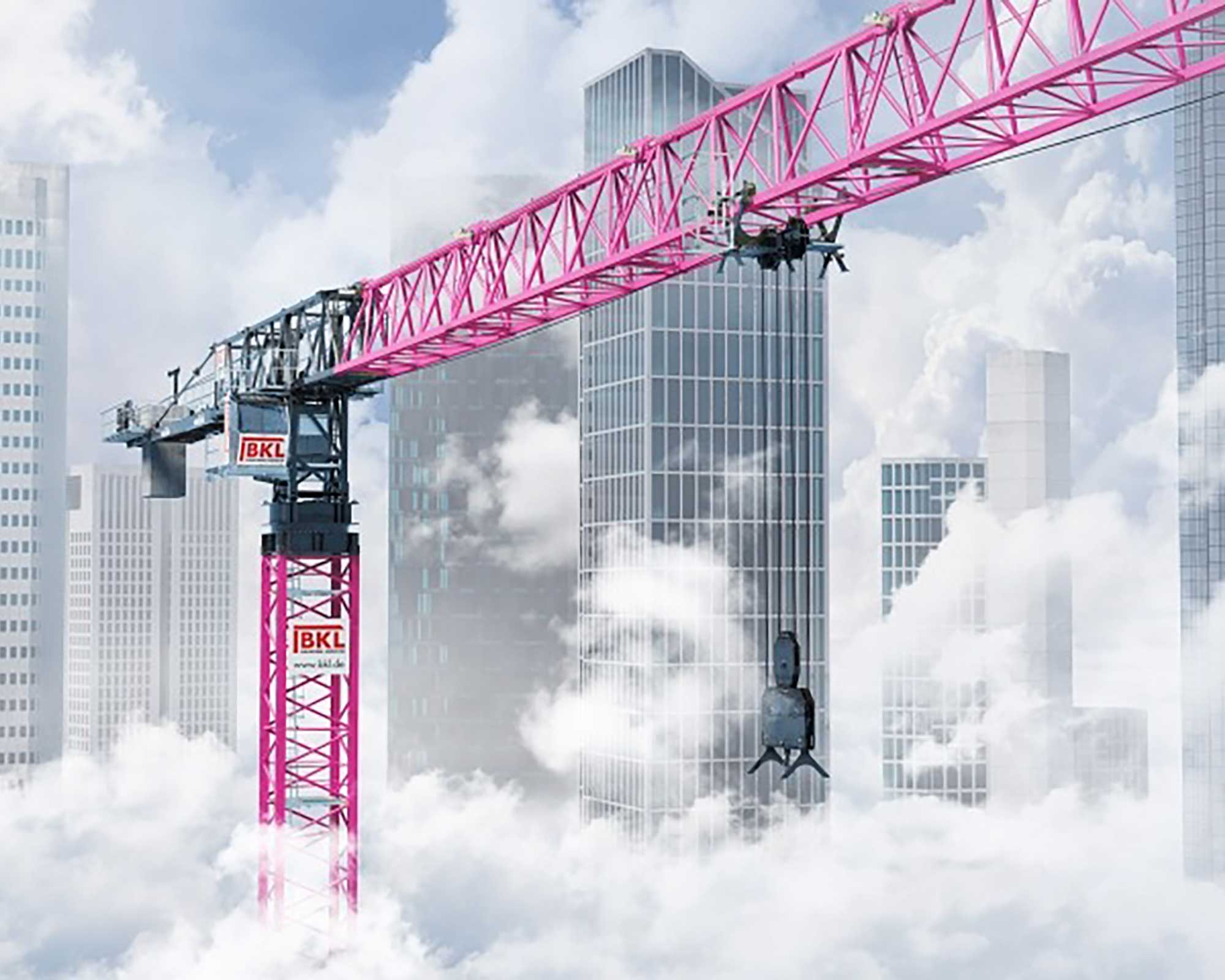 Pinker Kran in Hochhauskulisse. Stellvertretend für Kran kaufen nach Maß und Neukran bei BKL online konfigurieren in Unternehmensfarben. 