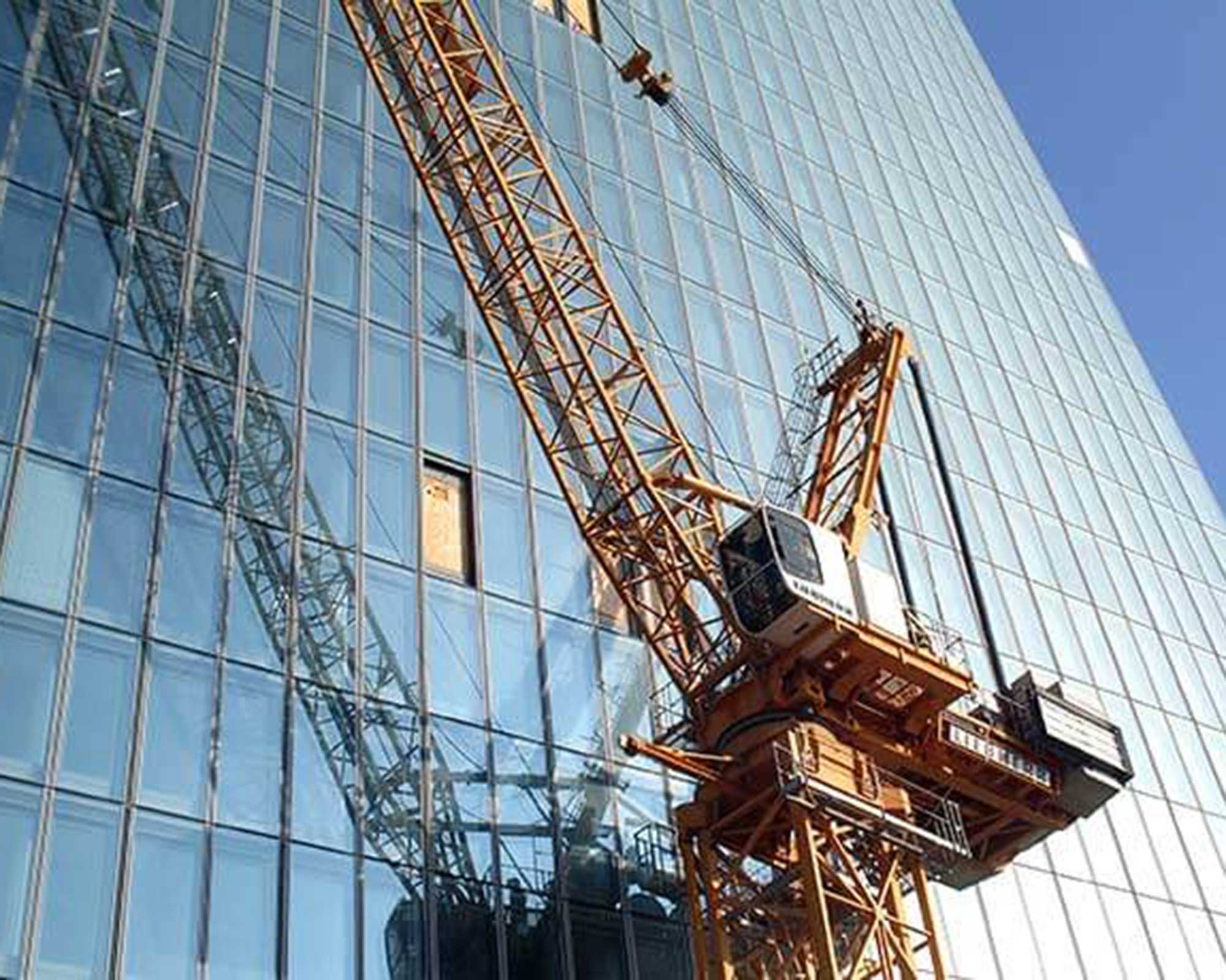 BKL Kran-Service Referenz an der Europäische Zentralbank Frankfurt: Liebherr Turmdrehkran Litronic am Hochhaus mit Glasfassade, Einsatz von acht BKL Kranen.