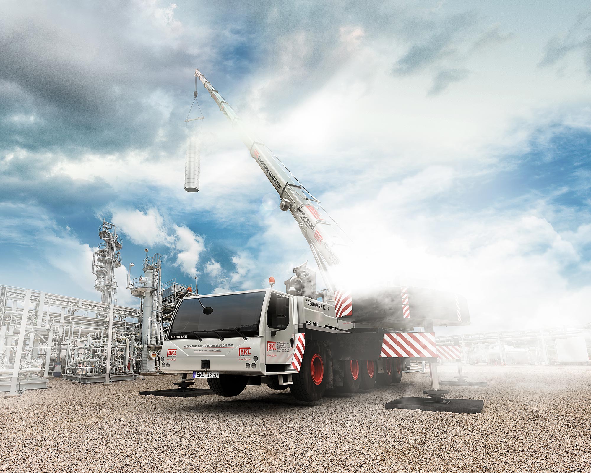 Liebherr Mobilkran von BKL bei Hebearbeiten eines zylindrischen Bauteils in einer Industrieanlage