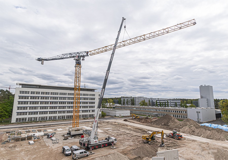 BKL Autokran bei der Montage eines Turmdrehkrans auf der Großbaustelle Siemens Campus Erlangen.