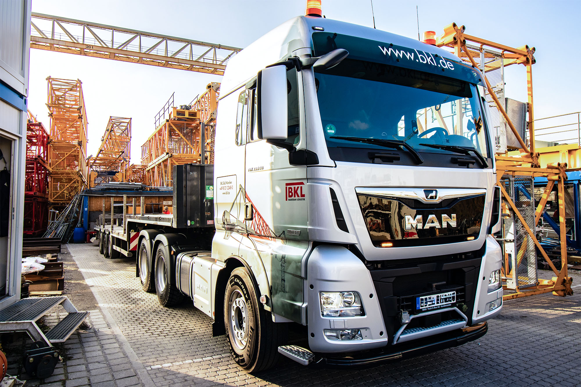LKW mit Tieflader aus der BKL Flotte für Sonder- und Schwertransporte
