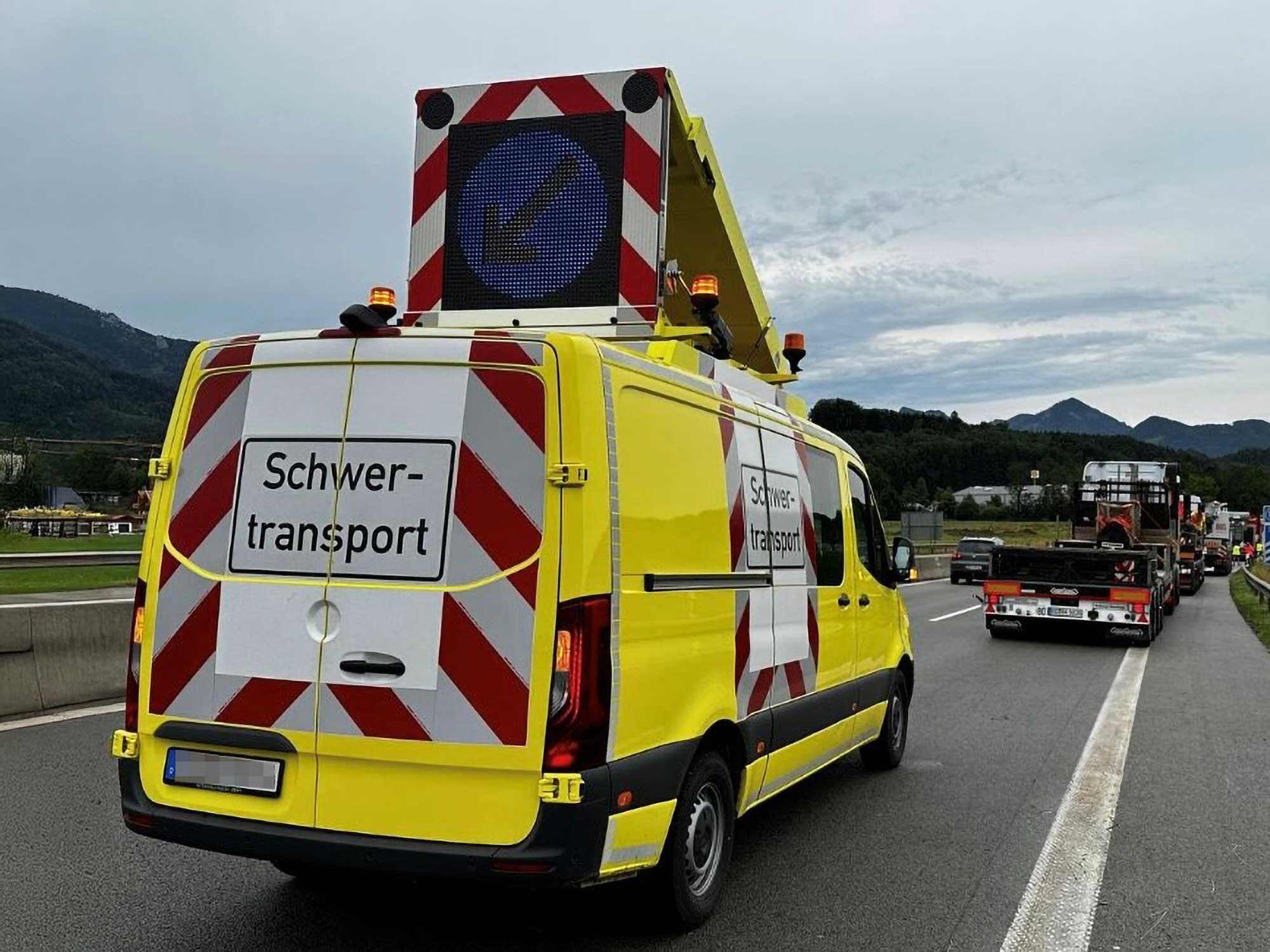 Gelber Begleitwagen mit