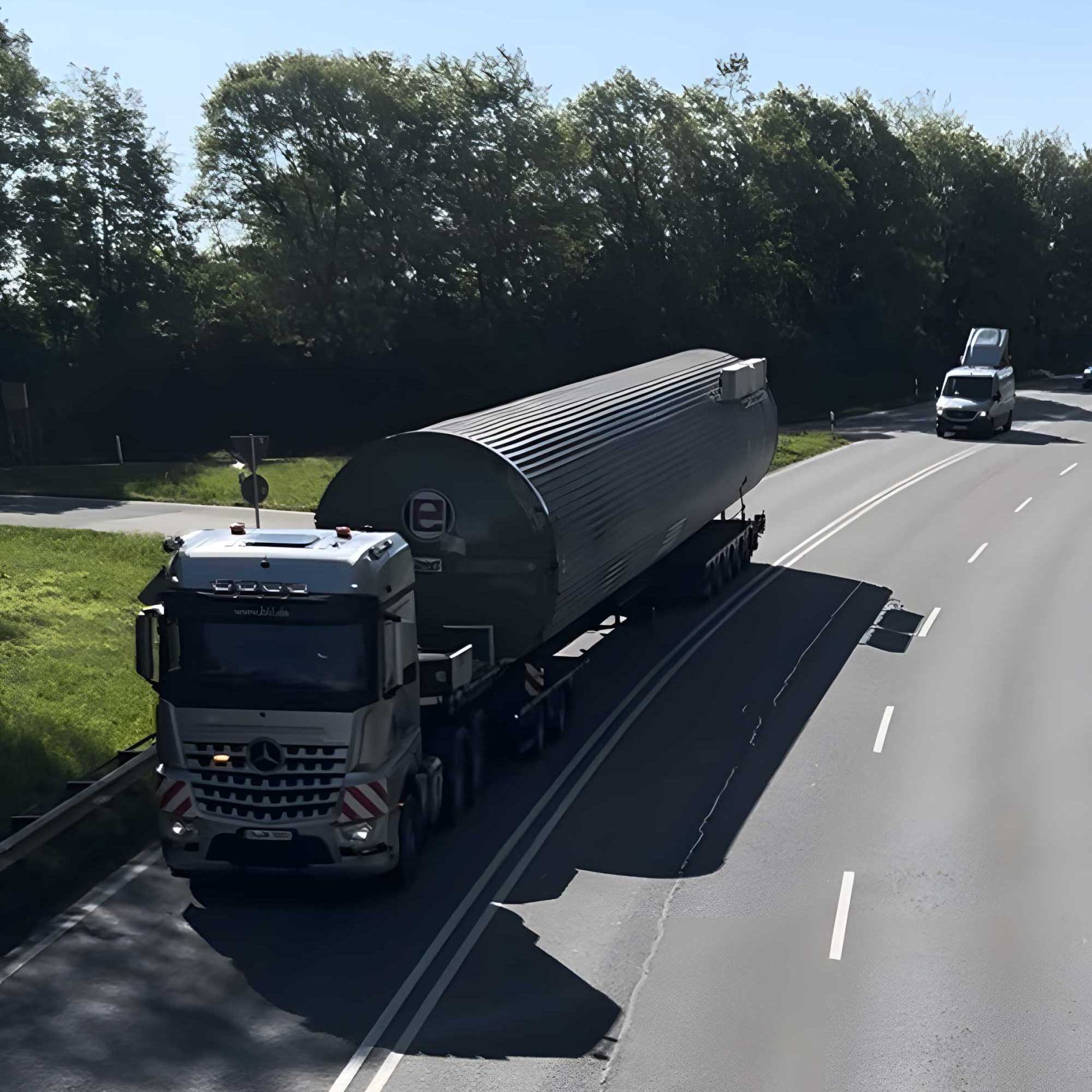 BKL Schwertransport mit Begleitungsfahrzeug