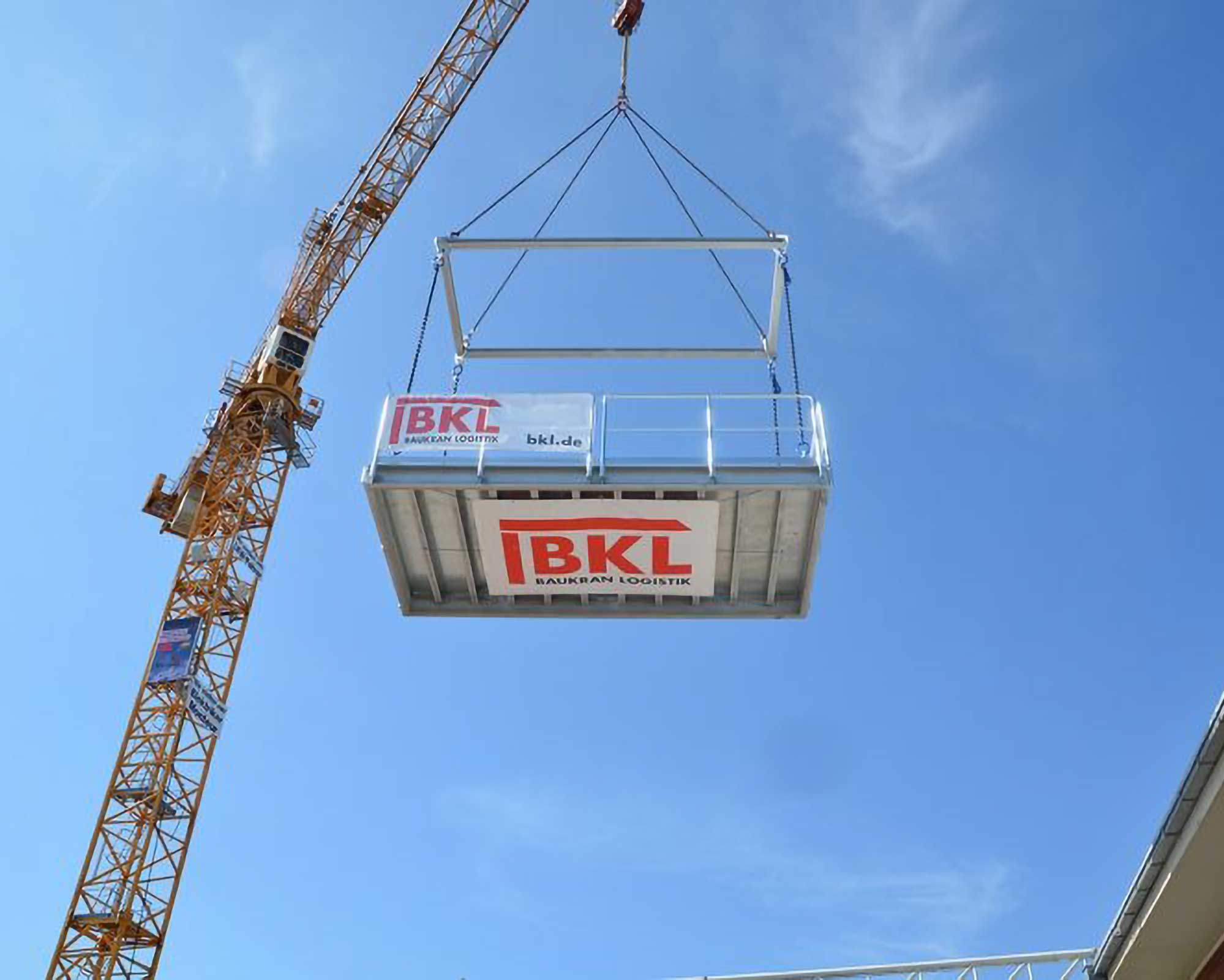 Die BKL Hebeplattform mit 20 Tonnen Tragkraft vor blauem Himmel, ein Turmdrehkran-Zubehör, dass sie als Kranzubehör mieten oder kaufen können.