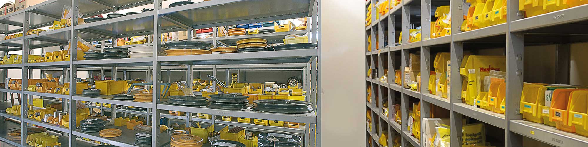 Zeigt Kranzubehör und Ersatzteile im BKL Lager, wo unter anderem Liebherr Kran-Ersatzteile sowie Baukran Ersatzteile, die sofort verfügbar sind, aufbewahrt werden. 