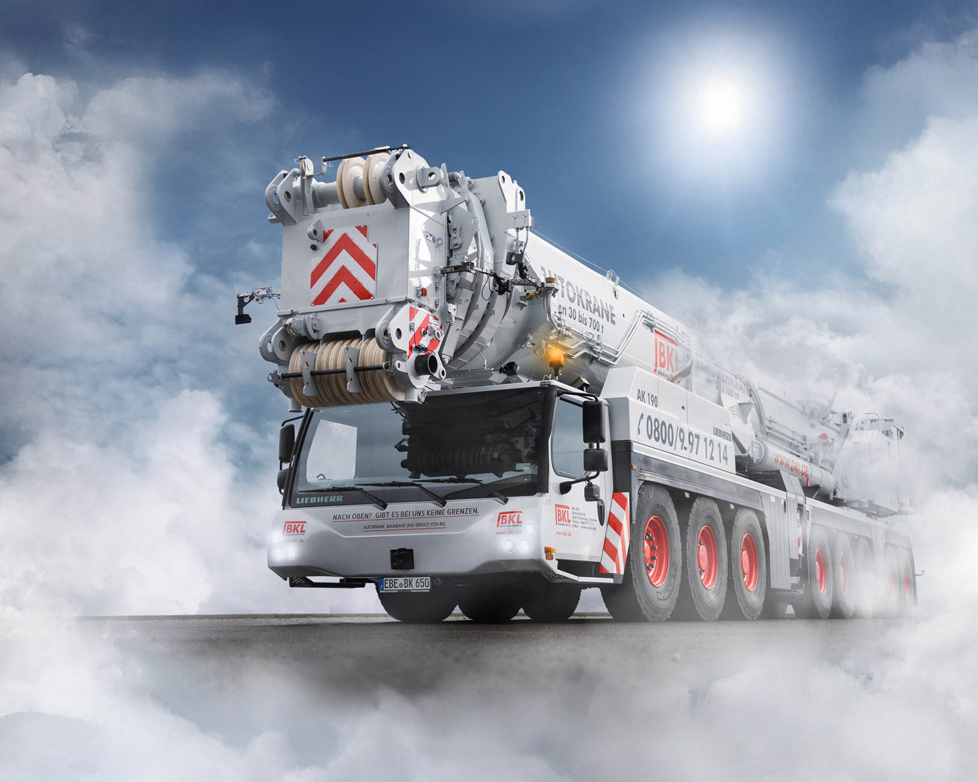 BKL Turmdrehkran über den Wolken, symbolisiert höchste Präzision und sichere Kranlogistik für anspruchsvolle Bauprojekte.