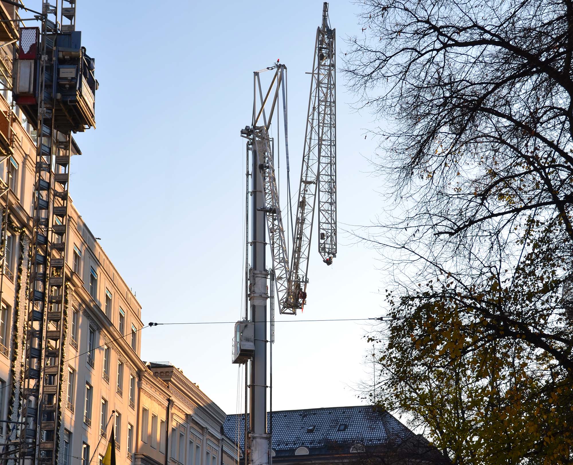 BKL Mobilbaukran MK 110 bei Heberbeiten in der Innenstadt mit Störkanten
