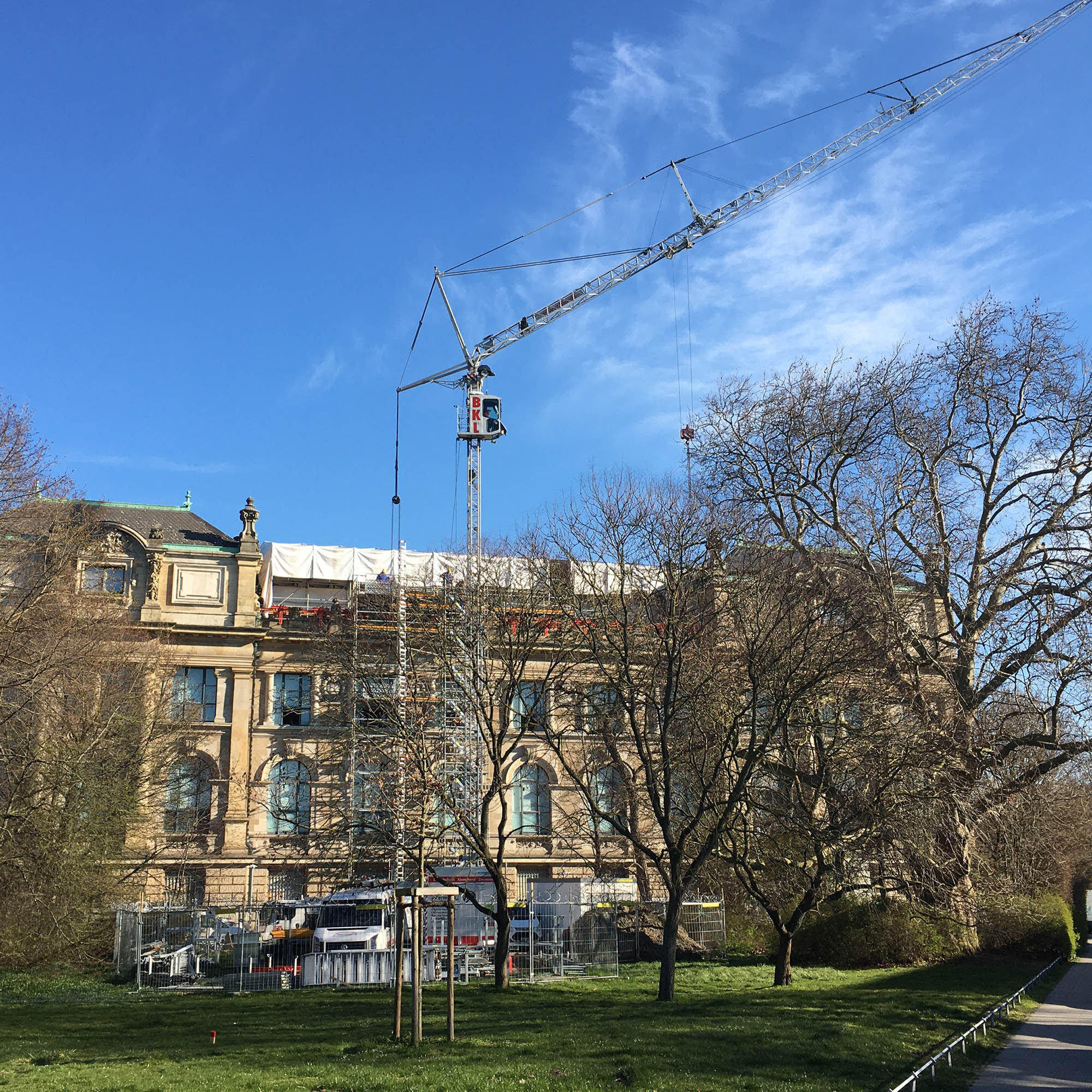 Ein Mietkran in Hannover bei Hebearbeiten am Landesmuseum 