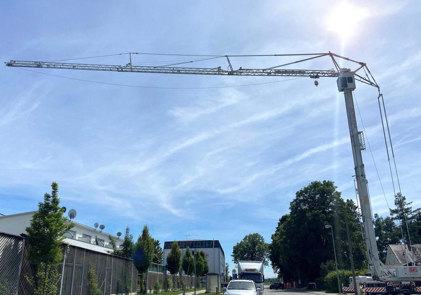 BKL hebt mit einem Mobilbaukran SK597 einen Pool ein