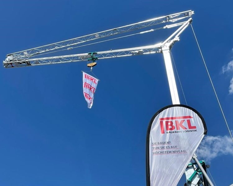 BKL self-erecting crane CM 271S1 at the Dach+Holz trade fair