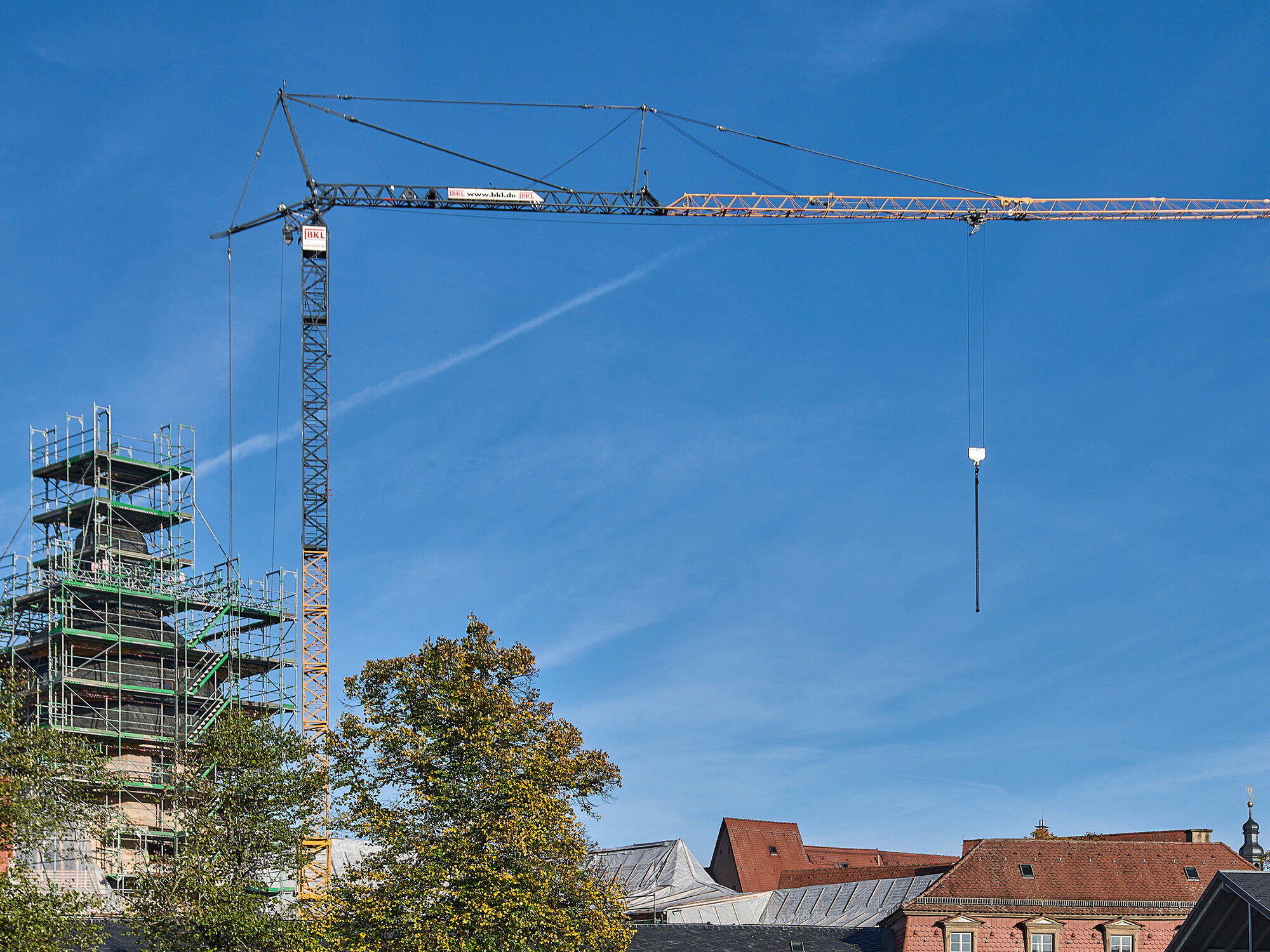 Kranverleih in Nürnberg wie hier ein Liebherr 81K für die Sanierung eines Gebäudes
