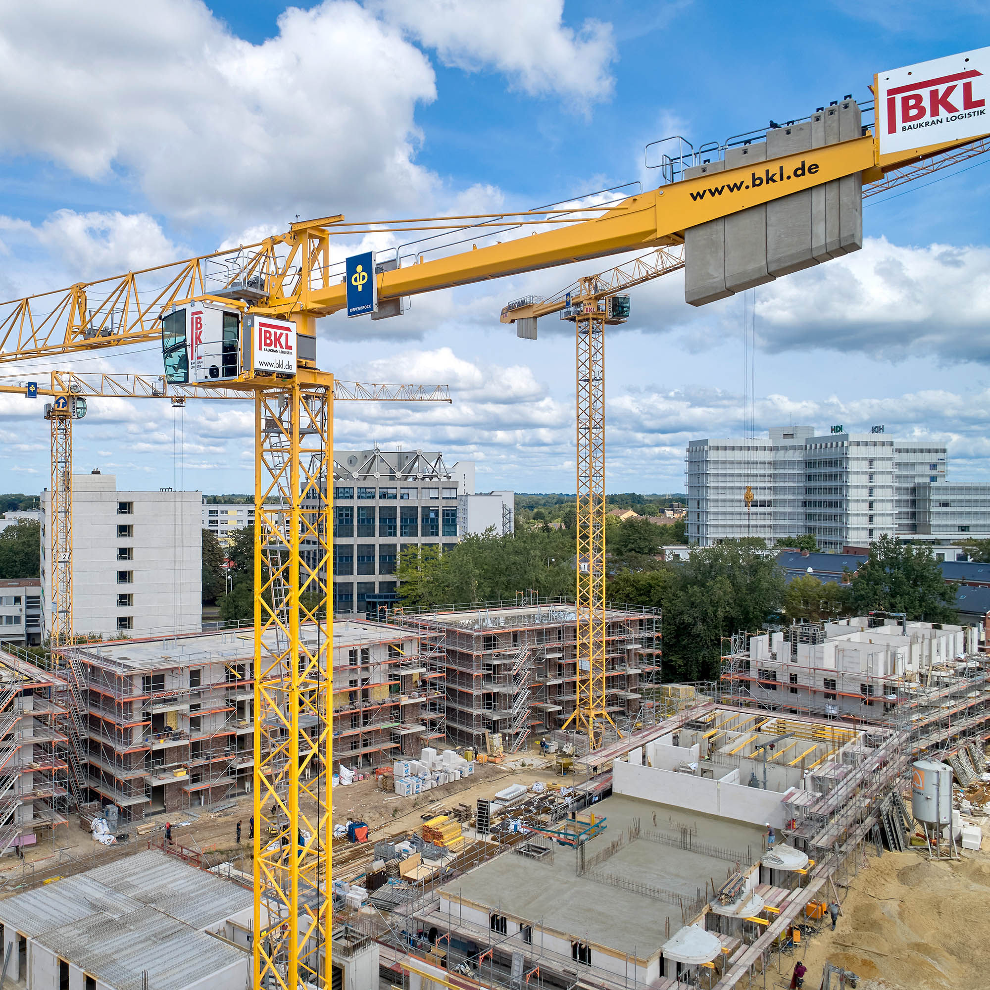 Mietkrane von BKL Hildesheim für Hübe auf einer Großbaustelle