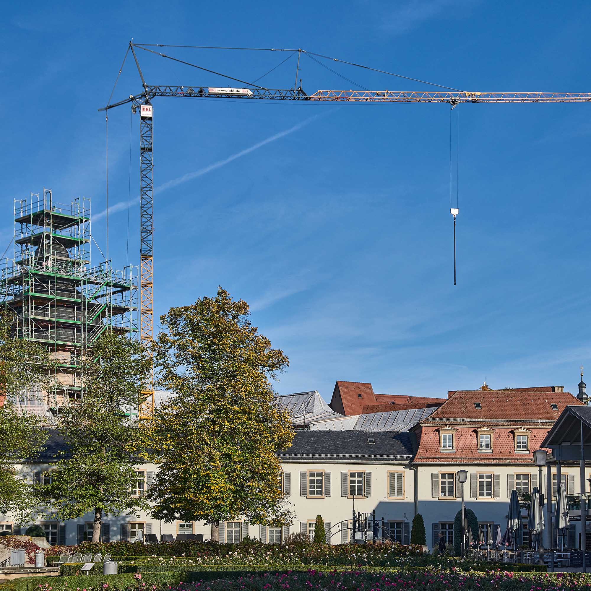 Kranverleih in Nürnberg wie hier ein Liebherr 81K für die Sanierung eines Gebäudes