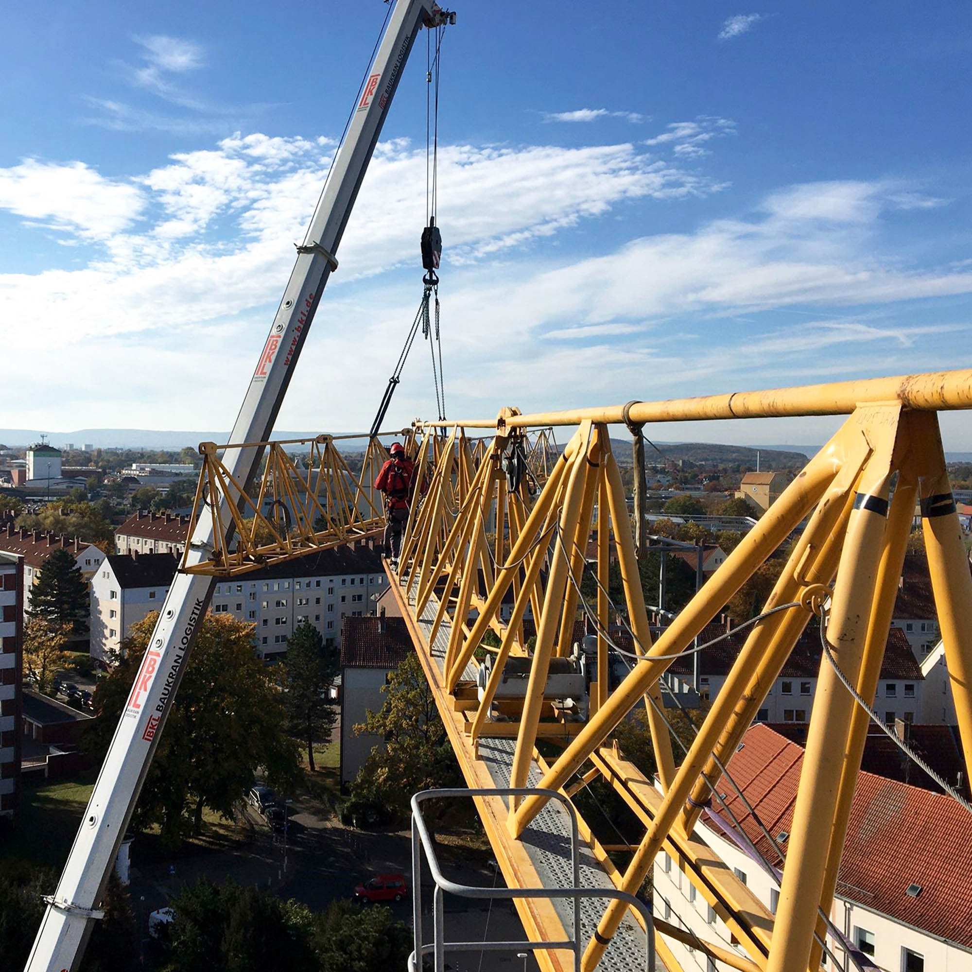 Baukranmontage mit einem Autokran in Aschaffenburg 