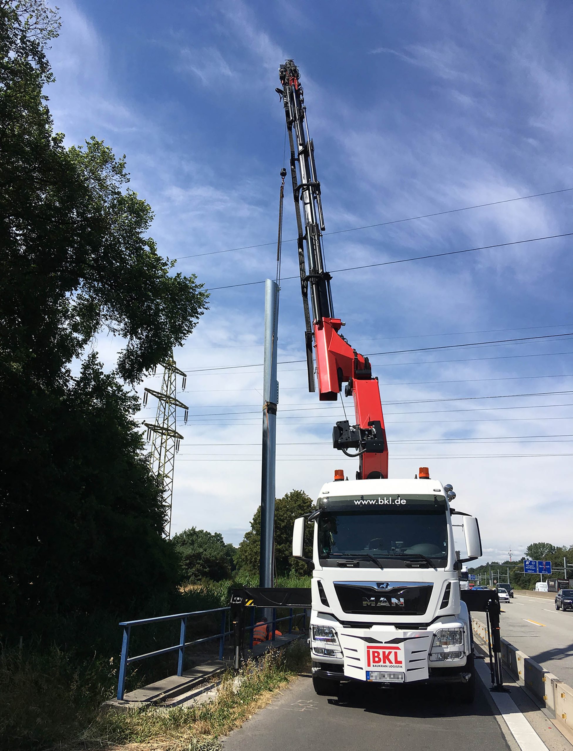 BKL Palfinger PK series loader crane (PK 92002 SH) in use, powerful loader crane with long reach for precise lifting work and industrial assembly.
