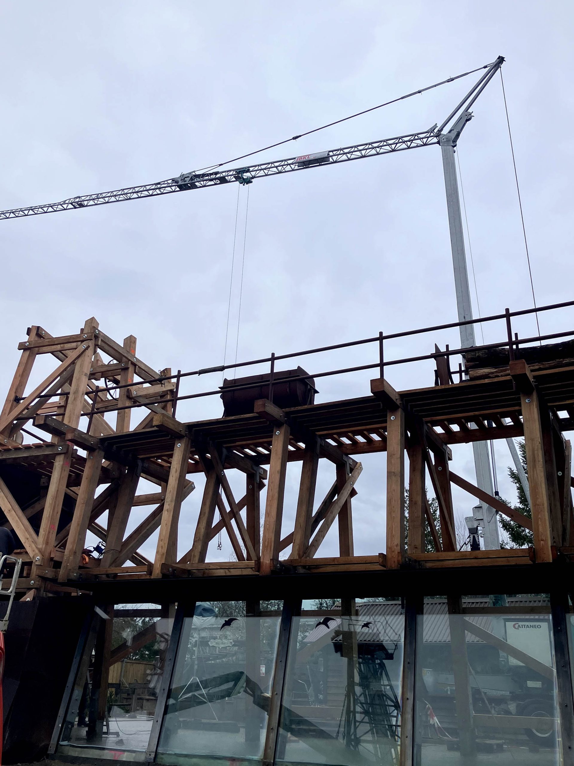Schnelleinsatzkran CM 221A bei Hebearbeiten für die Instandhaltung der Eisbärenanlage