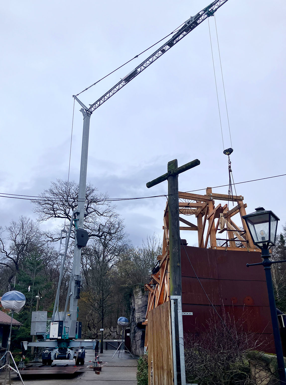 Ein Schnellmontagekran CM 221A aus dem BKL System Cattaneo fertig montiert auf sensiblem Untergrund