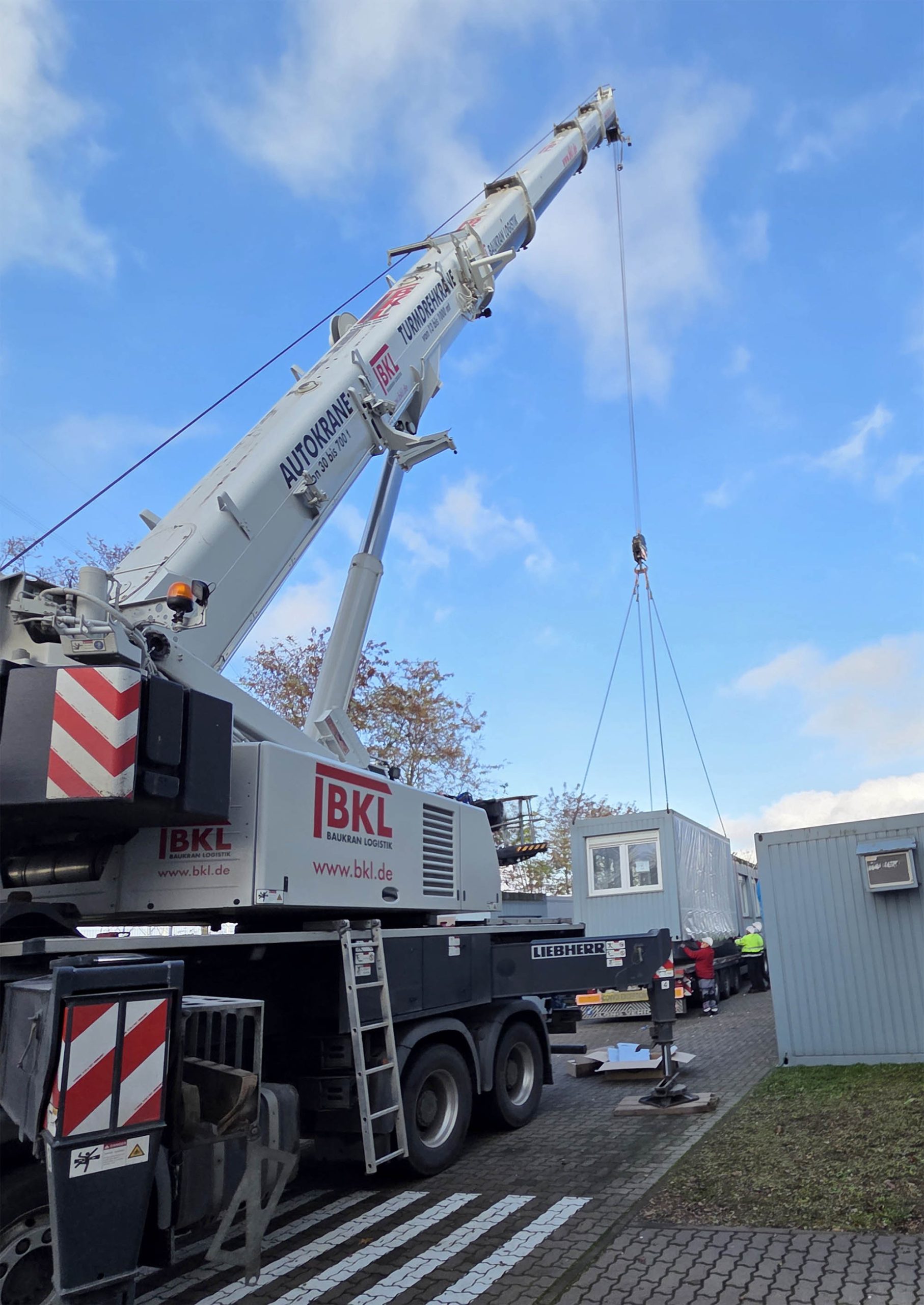 Ein LTF 1060-4.1 aus der Autokranflotte von BKL hebt eine Container