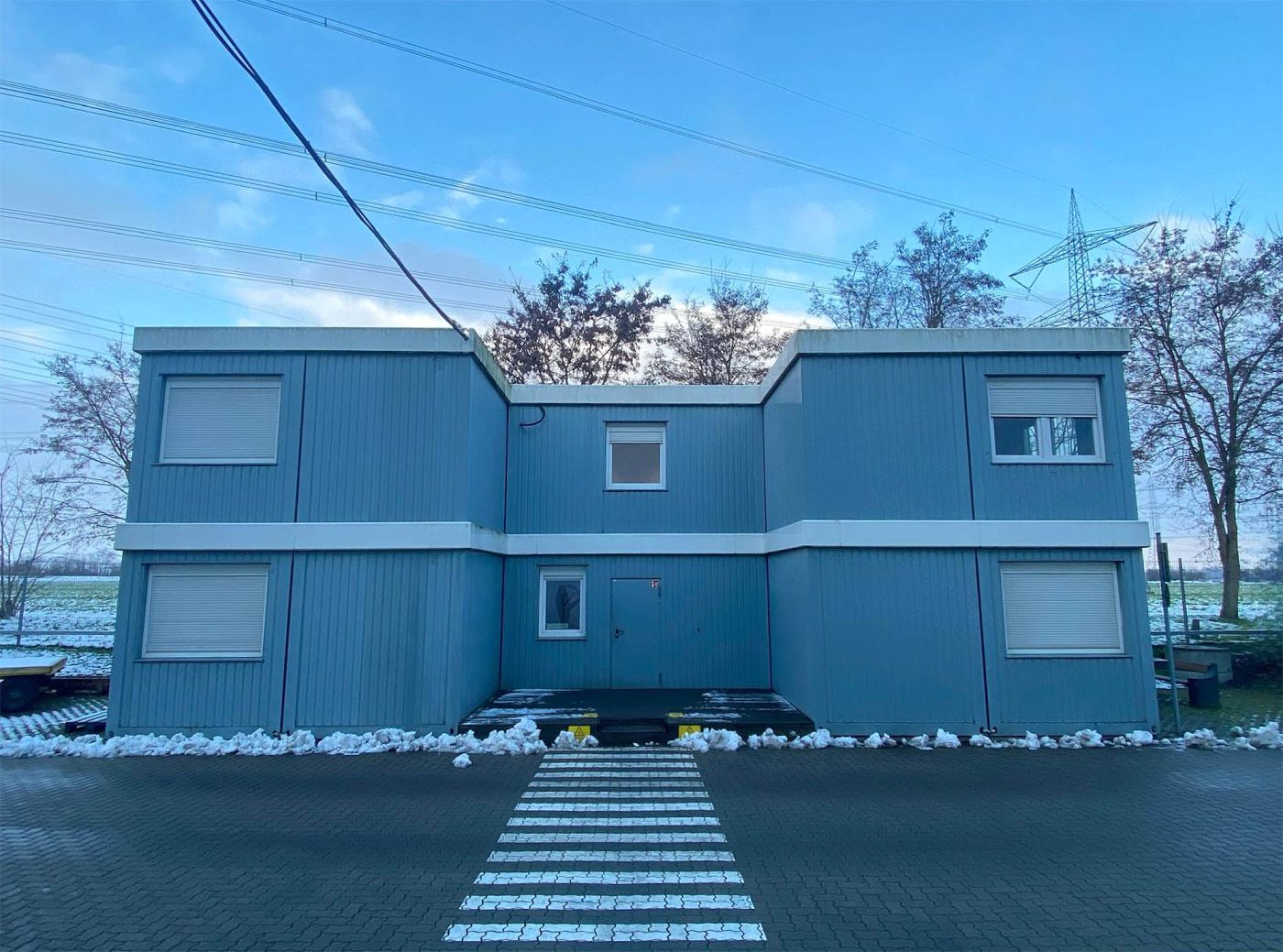 Eine blaue Bürocontainer-Anlage bestehend aus 6 Raummodulen