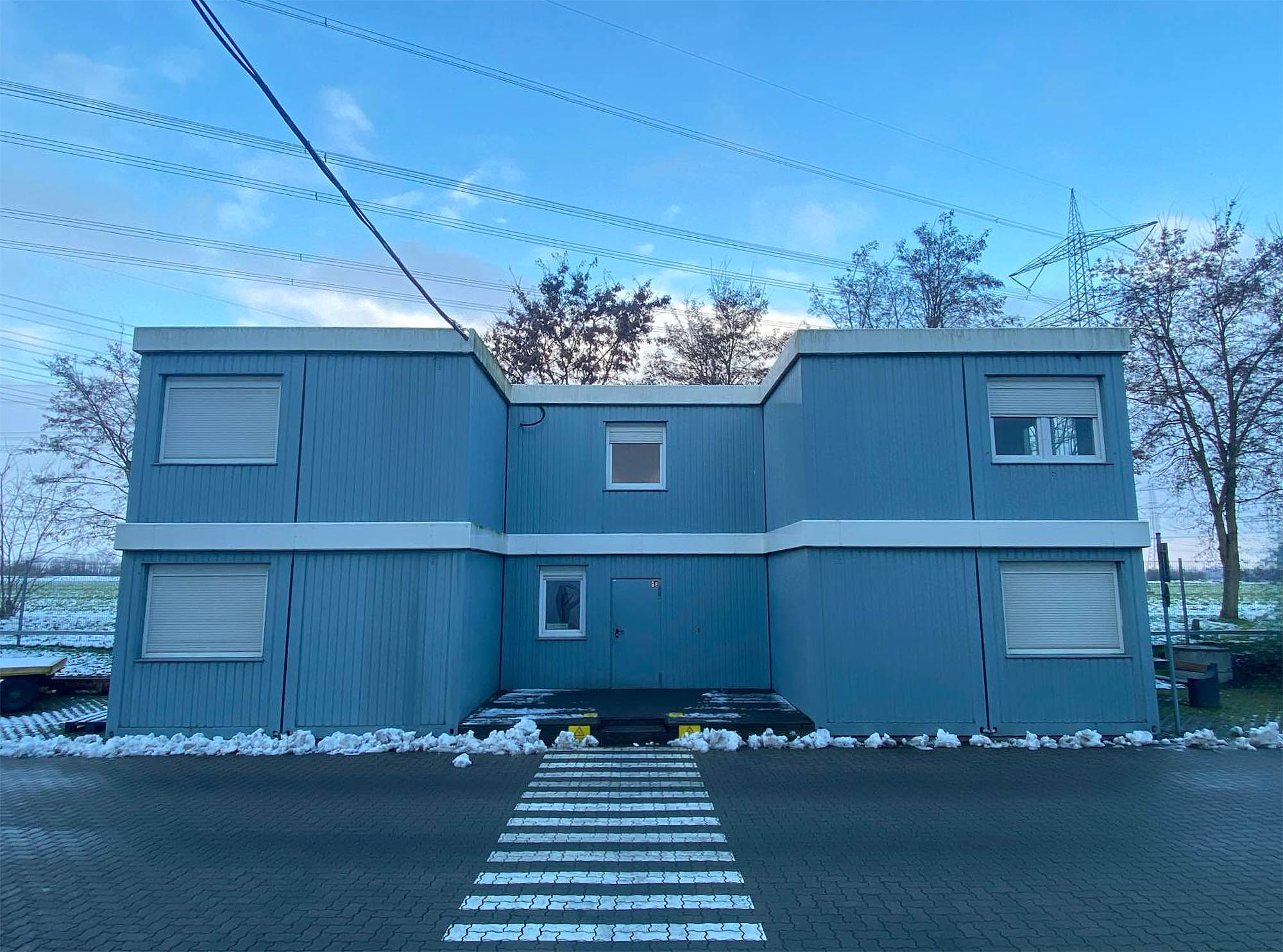 Eine blaue Bürocontainer-Anlage bestehend aus 6 Raummodulen