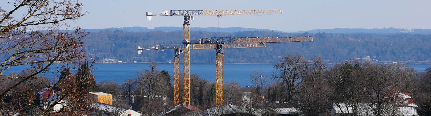 Drei BKL Obendreher aus dem BKL System Sáez bei Hebearbeiten an einem See