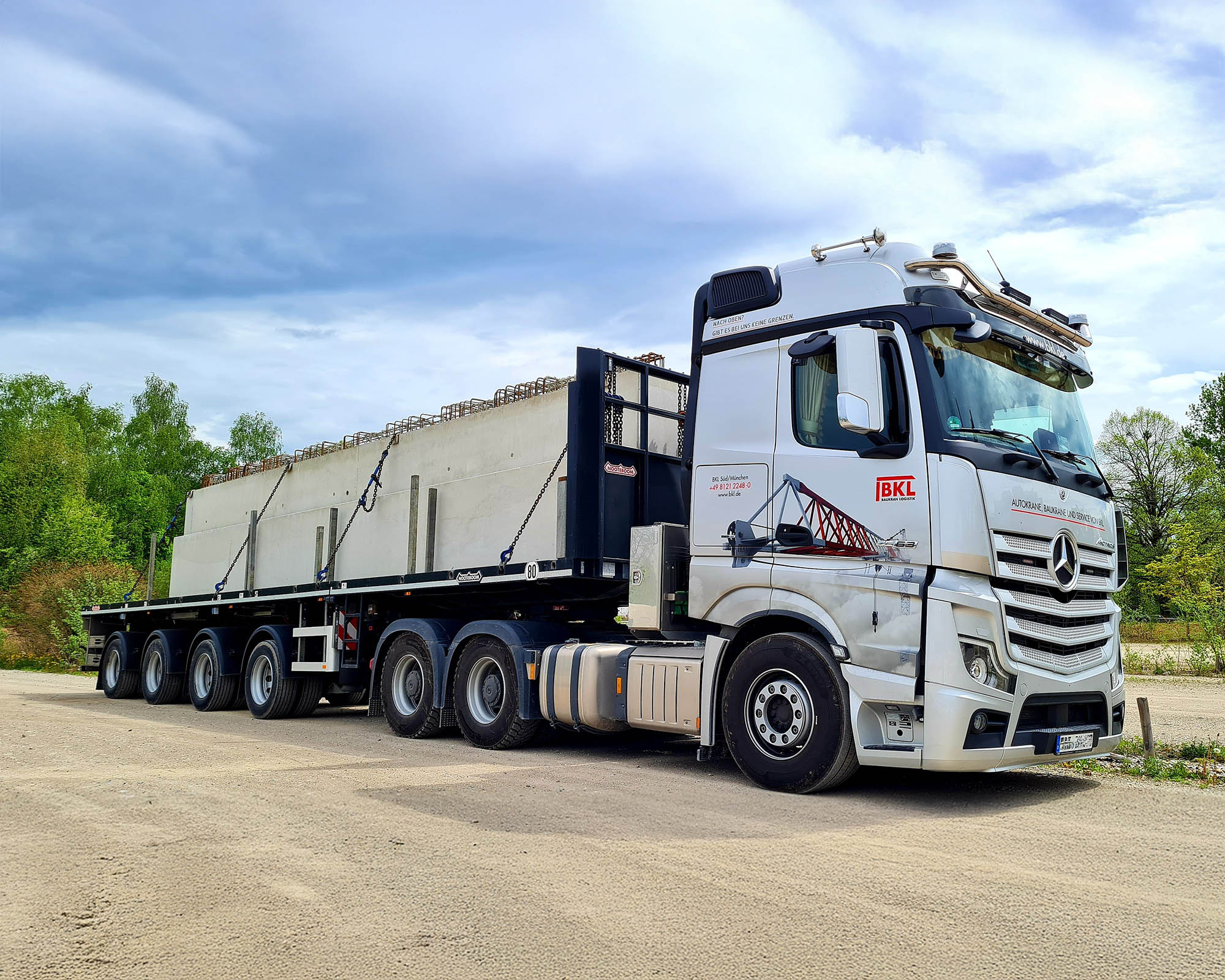 .Parkender, beladener BKL LKW für Transportdienstleistungen, Großraumtransporte und Schwertransporte