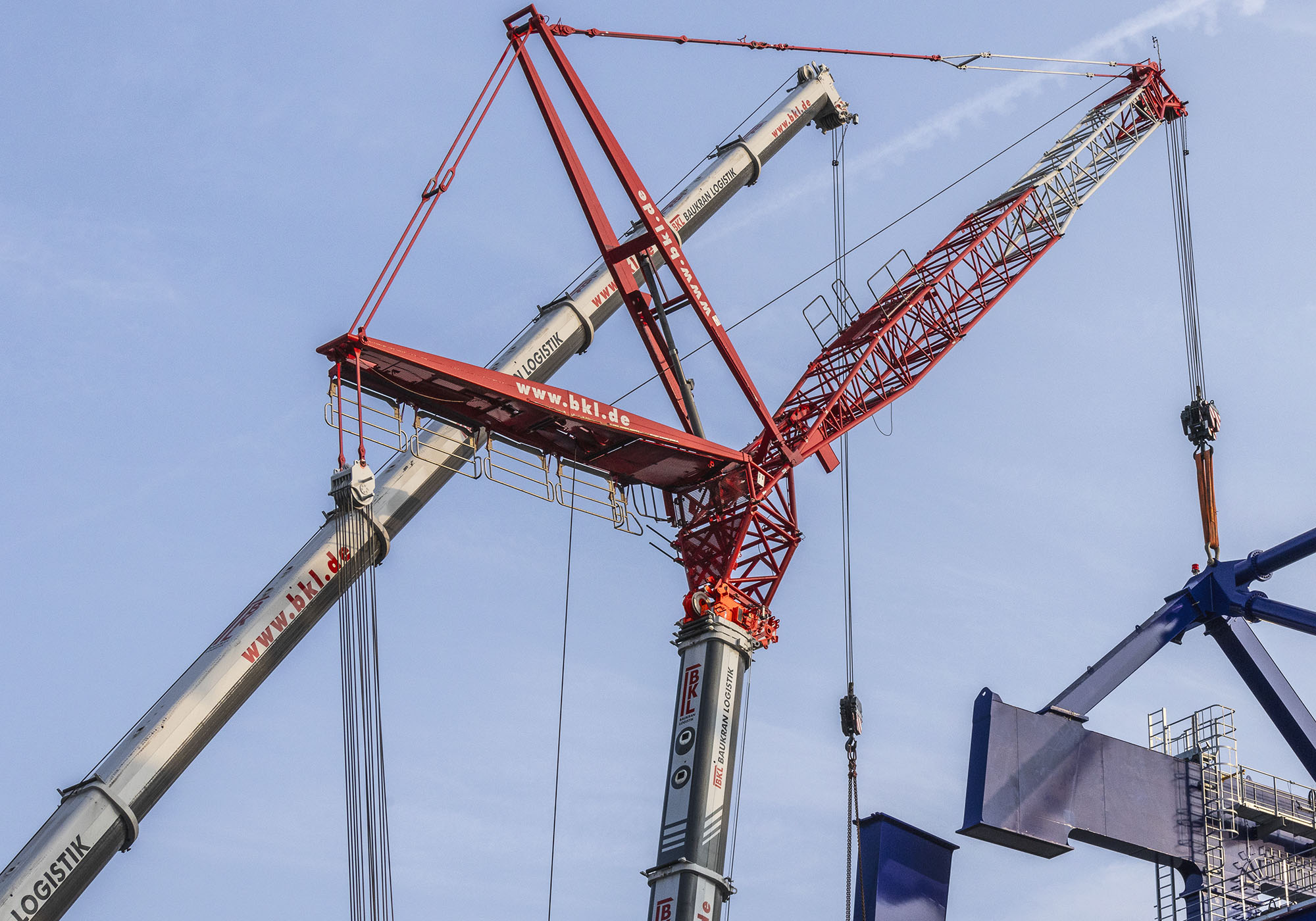 Zwei Liebherr Autokrane aus dem BKL Mietpark bei Hebearbeiten für die Montage eines Portalkrans