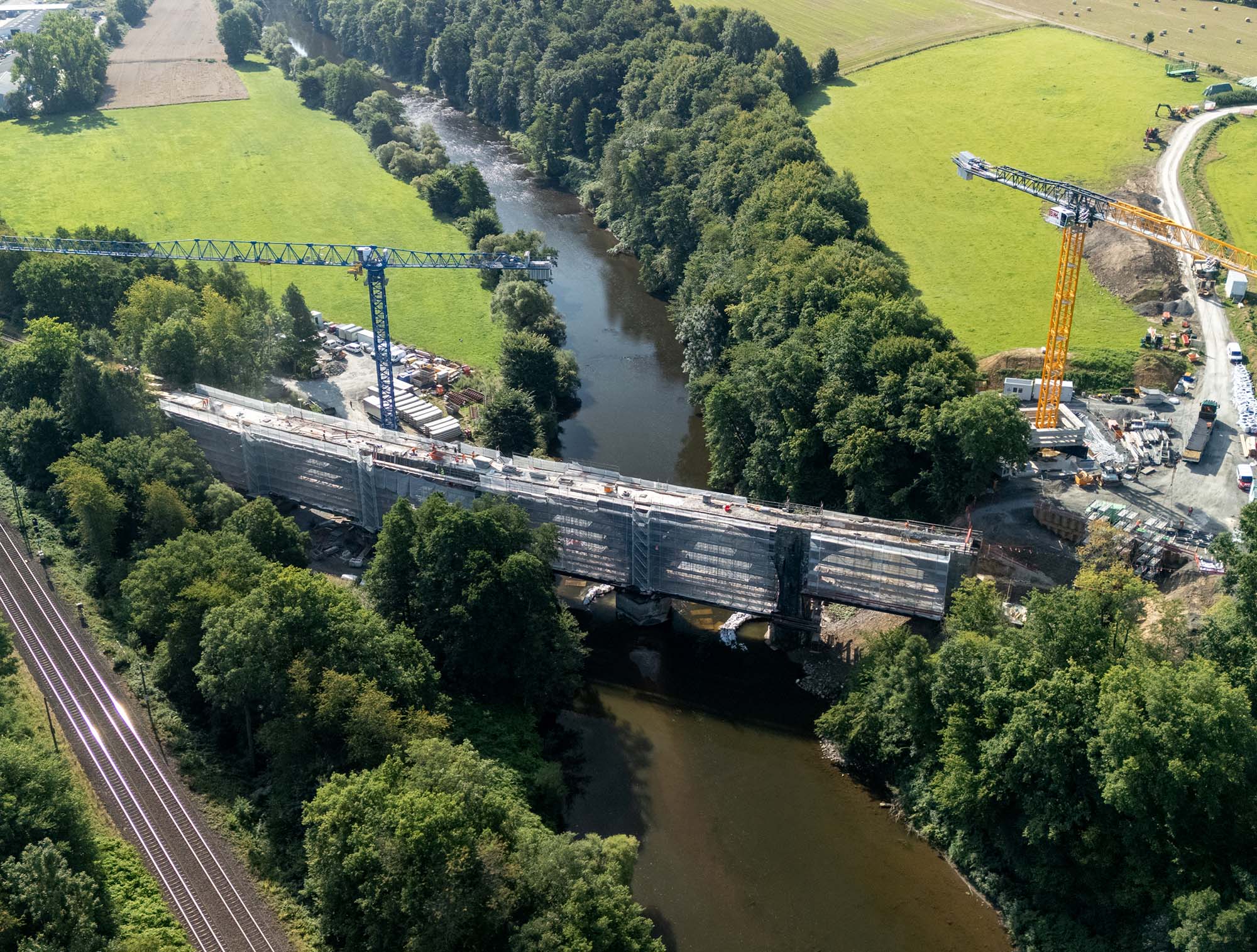 BKL Schwerlast-Obendreher TLS 800 50T und 21LC1050 für Hebearbeiten zu Sanierung einer Siegbrücke