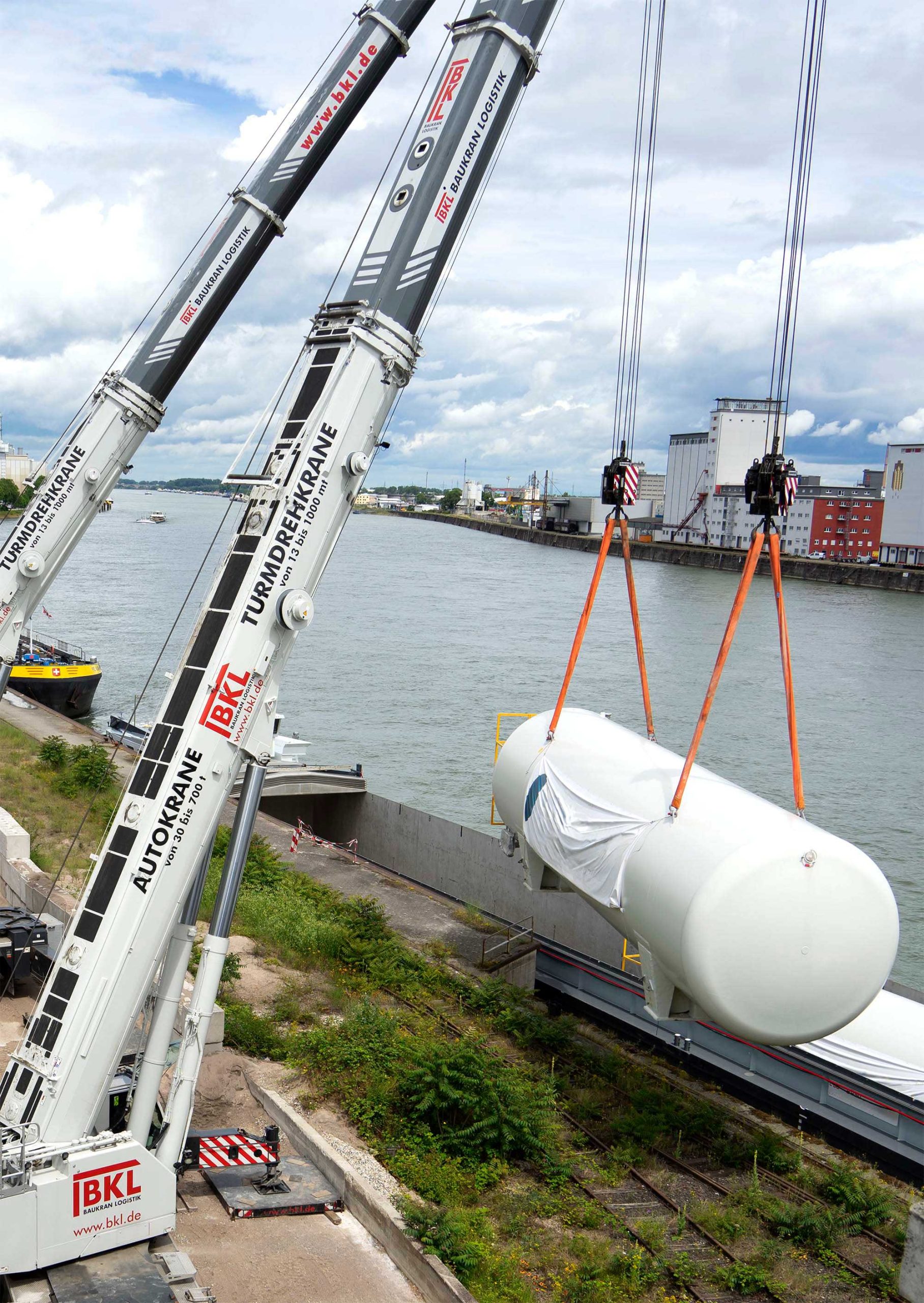 Autokran LTM 1450-8.1 aus der BKL Flotte im Tandemhub am Hafen von Ludwigshafen