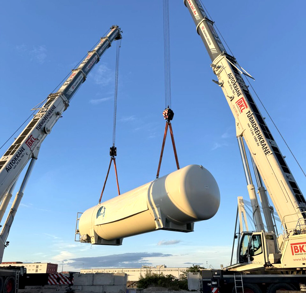 Autokran LTM 1450-8.1 aus der BKL Flotte im Tandemhub am Hafen von Ludwigshafen