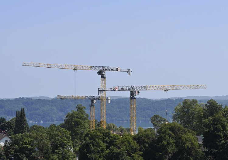 Drei Obendreher TLS 75 14 aus dem BKL System Sáez bei Hebearbeiten für ein Wohnquartier an einem See
