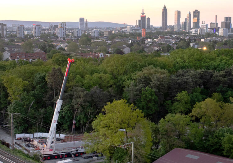 BKL Mobilkran LTM 1650-8.1 hebt Betonfertigteile vor der Frankfurter Skyline