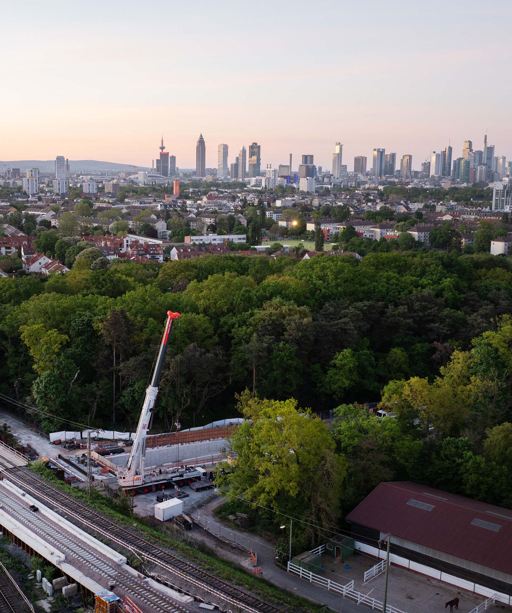 BKL Autokran LTM 1650-8.1 bei Hebearbeiten von Betonfertigteile vor der Frankfurter Skyline