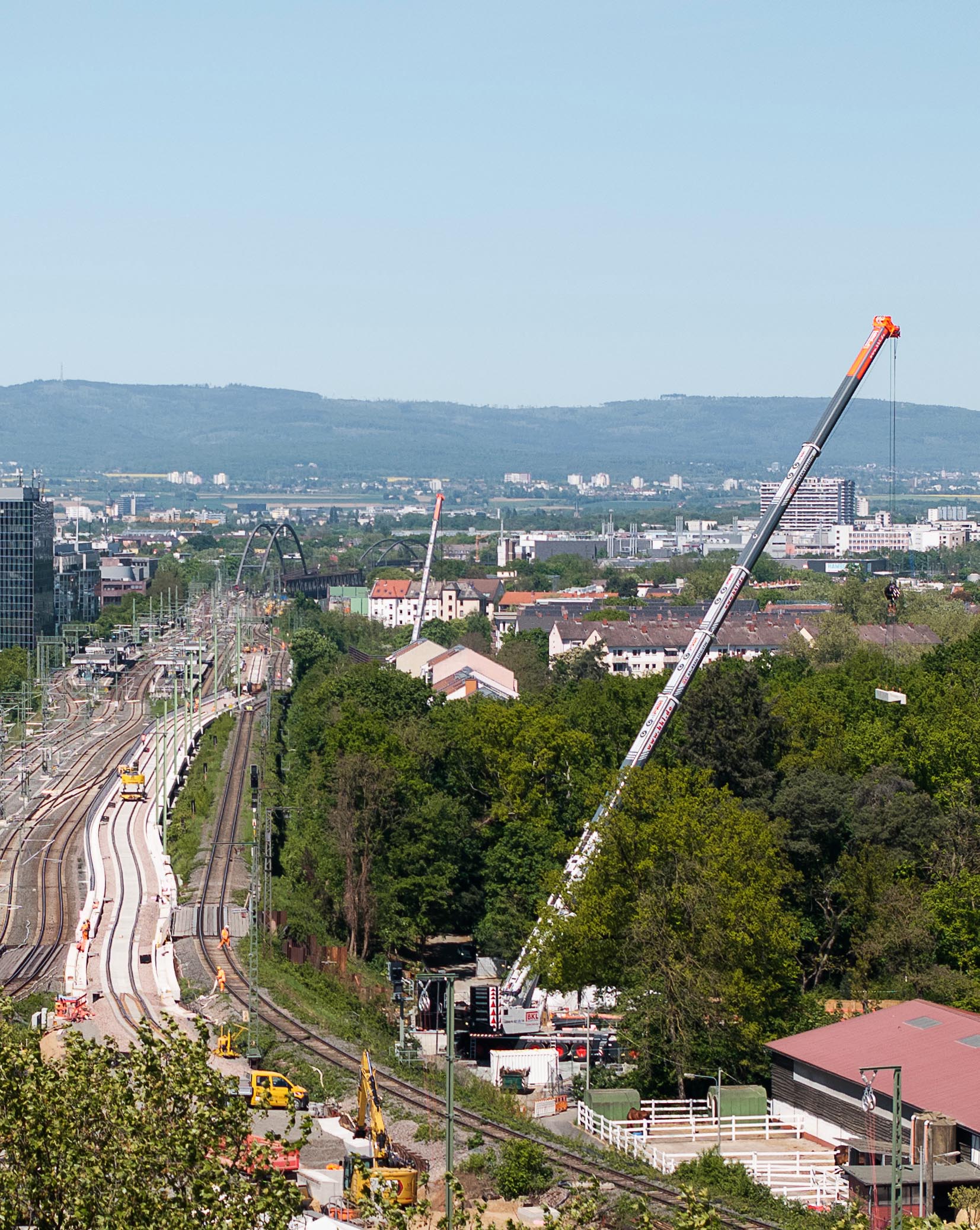 BKL Autokrane LTM 1650 und LTM 1450 heben Betonfertigteile in Frankfurt