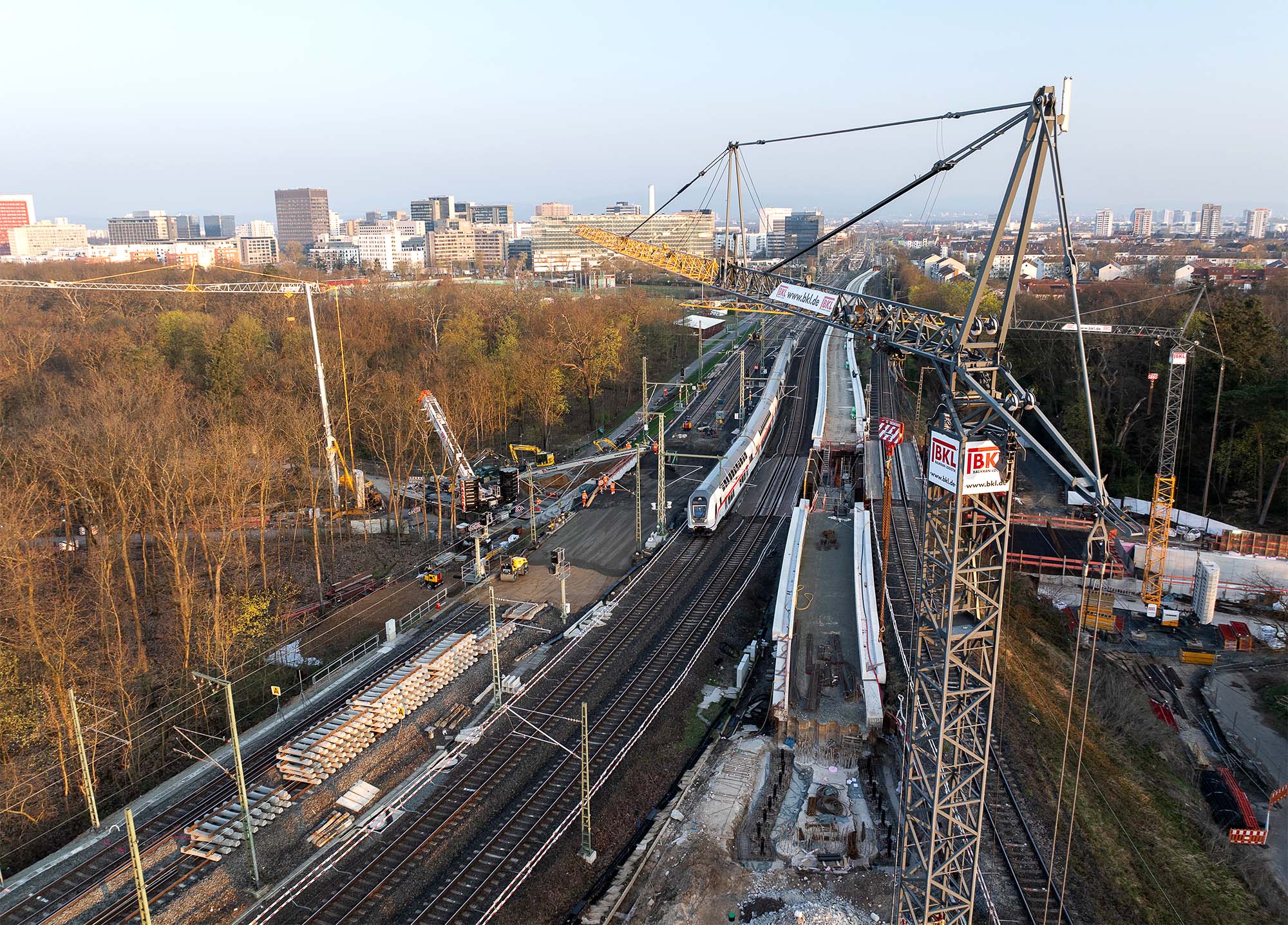 BKL Untendreher 81 K.1 bei Hebearbeiten für das Infrastrukturprojekt "Knoten Stadion" in Frankfurt