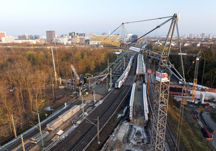 BKL Untendreher 81 K.1 realisiert Hebearbeiten für das Infrastrukturprojekt "Knoten Stadion" in Frankfurt