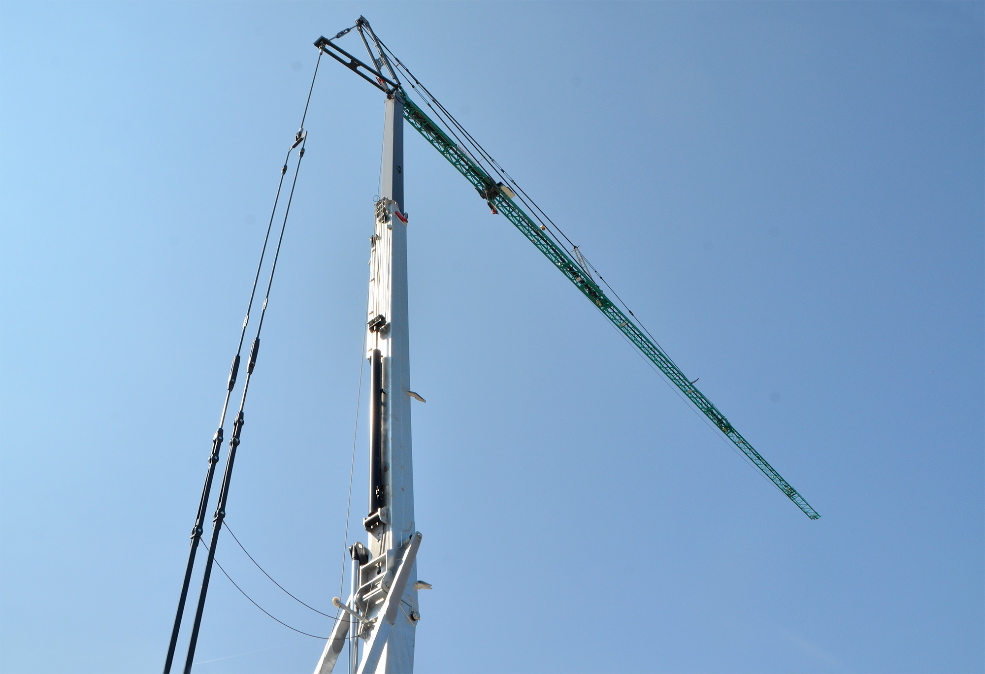 reichweitenstarker Hydraulikkran CM 430 aus dem BKL System Cattaneo in der 61-Metertonnen-Klasse