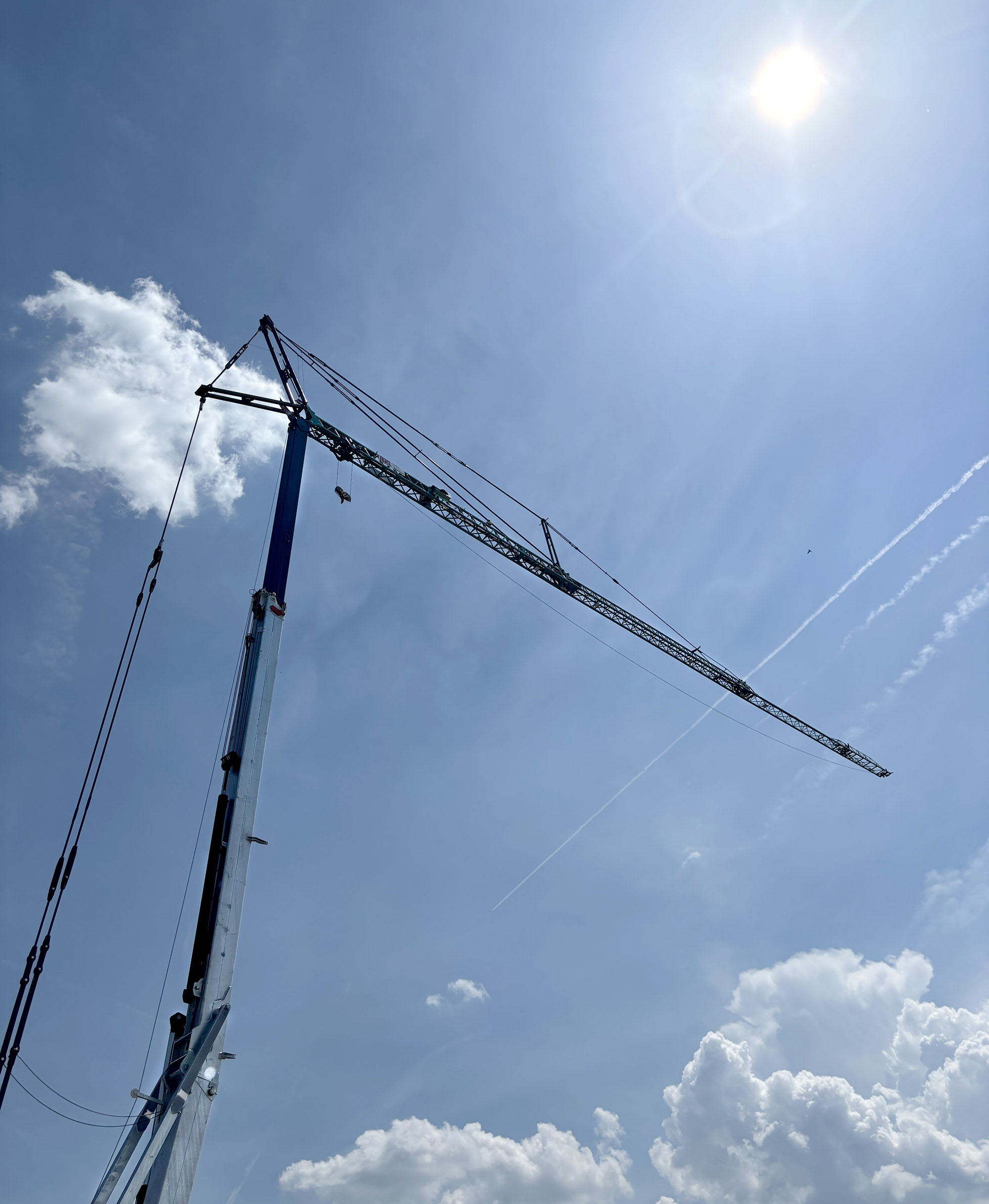 Der neue Krantyp CM 430 mit 43 Meter Ausladung vor blauem Himmel