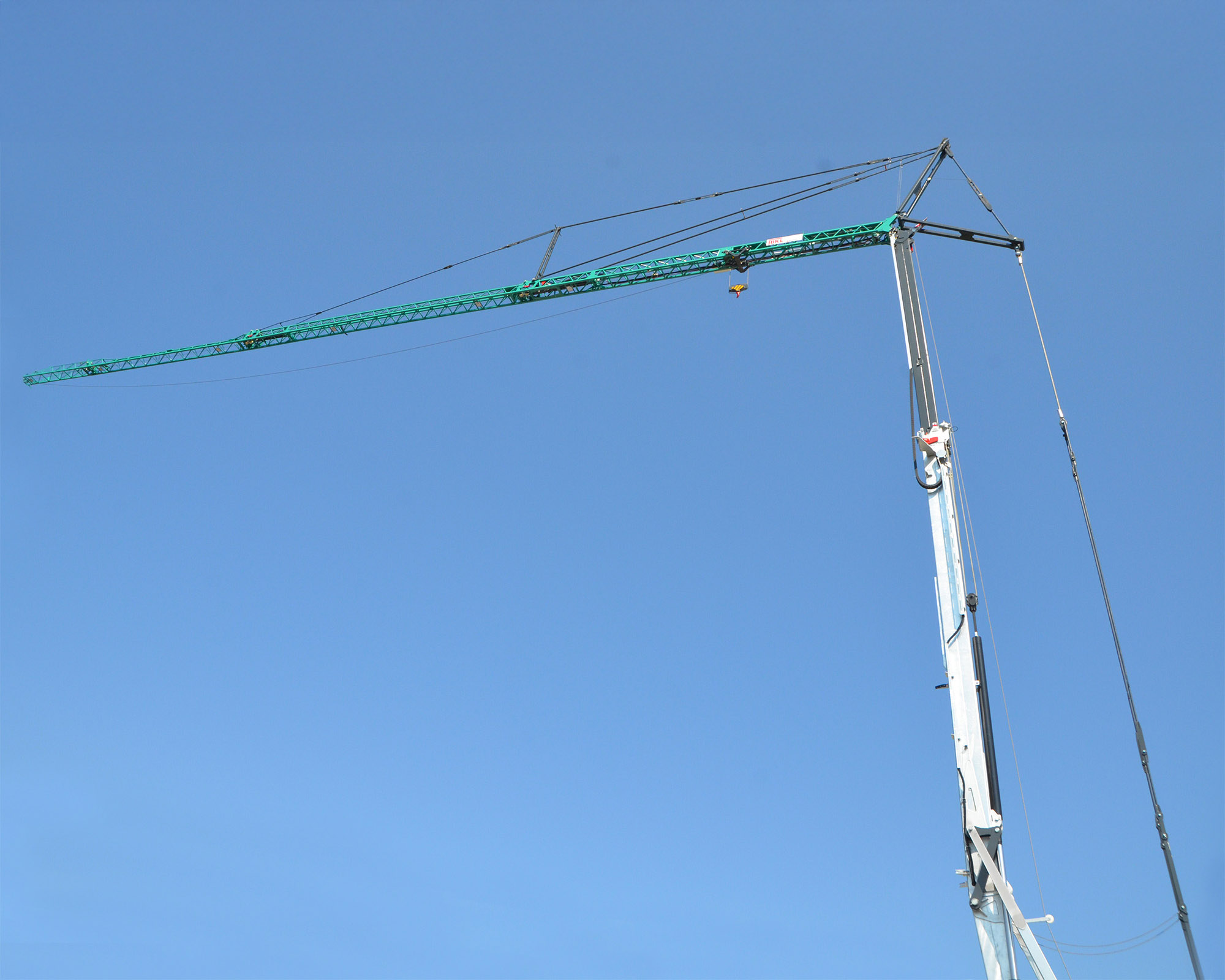 Cattaneo self-erecting crane CM 430: Powerful hydraulic crane and bottom-slewing crane for residential construction. An example of a fast-erecting crane to buy or hire from BKL. 