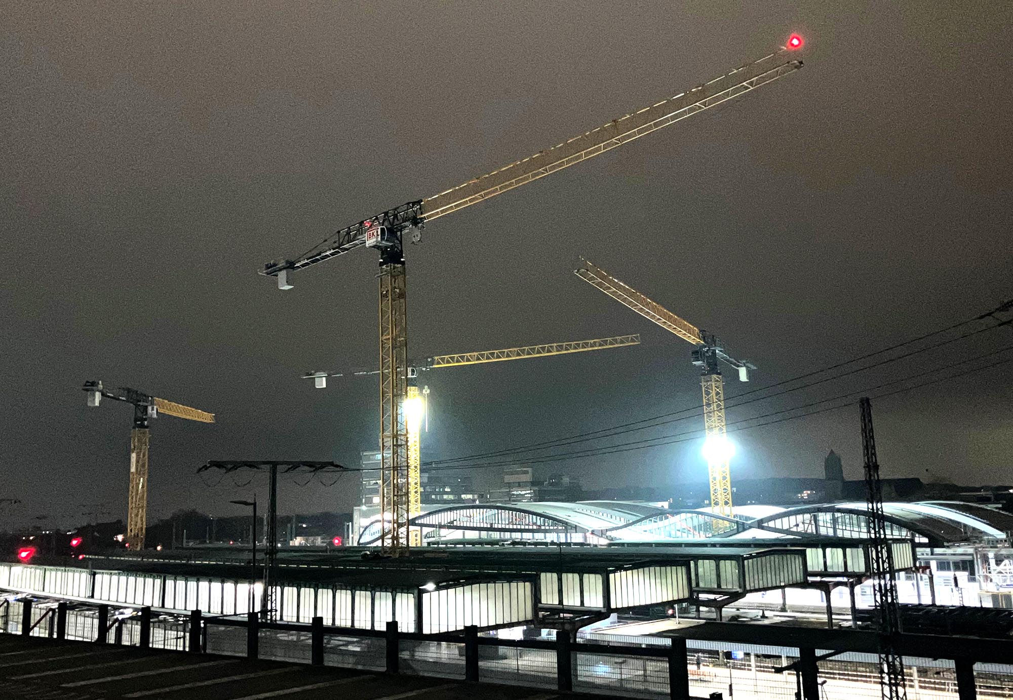 BKL montiert vier gelbe Trumdrehkrane TLS 80 20T innerhalb des Bahnhofgebäudes