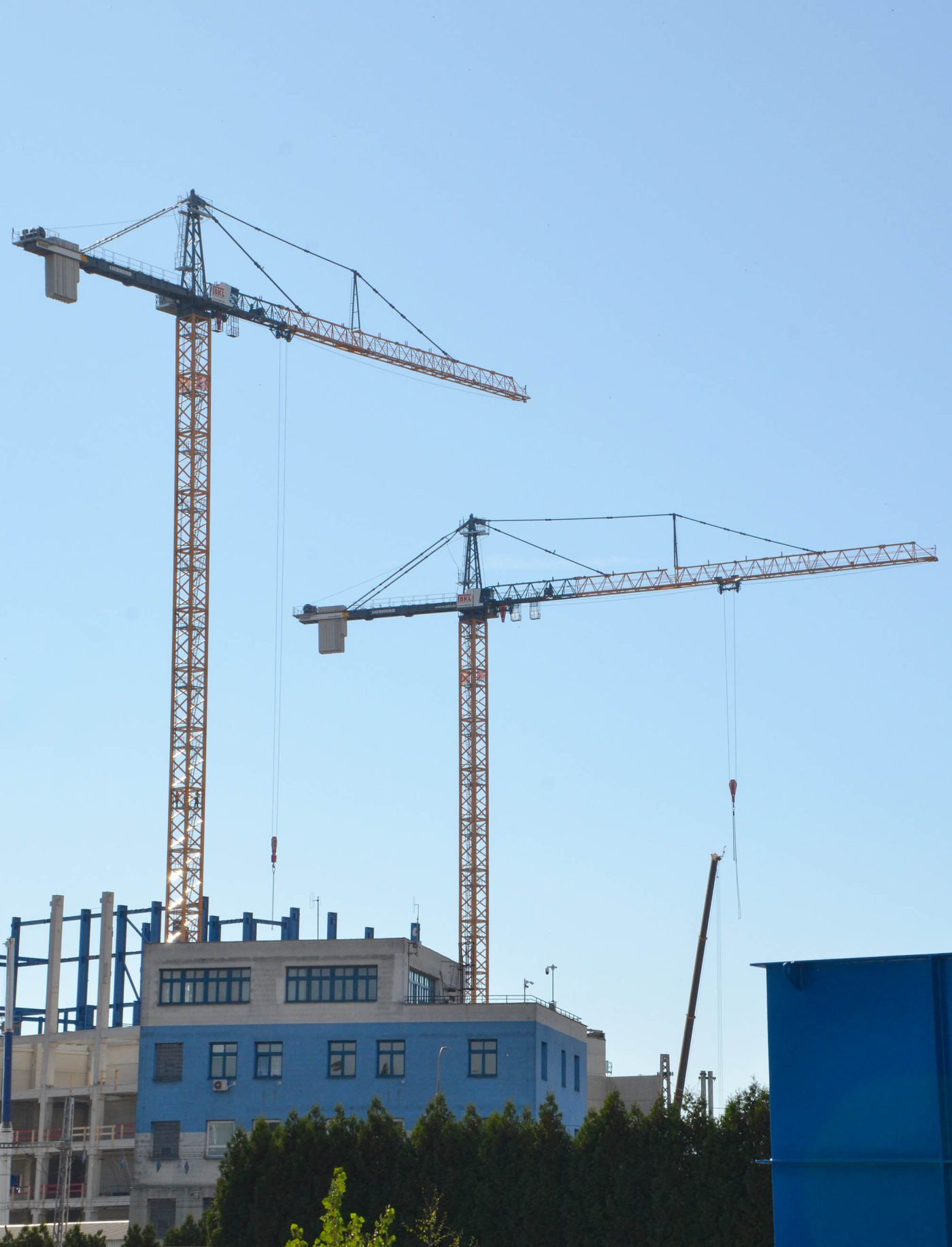 Zwei BKL Obendreher des Typs Liebherr 1000 EC-H bei Hebearbeiten
