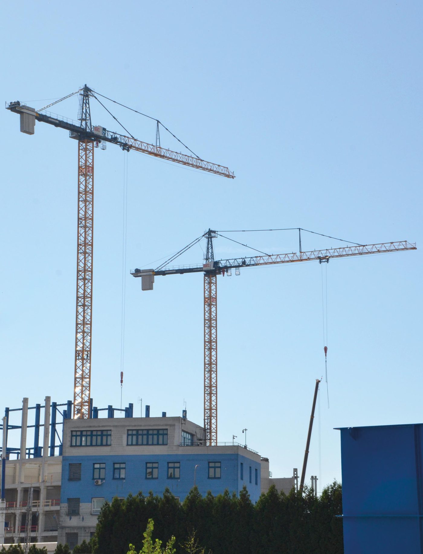 Zwei BKL Obendreher des Typs Liebherr 1000 EC-H bei Hebearbeiten