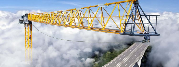 Vorschaubild für die BKL Aktion Großkranlösungen das einen gelben Schwerlast-Turmdrehkran zeigt, der über eine Brücke ragt