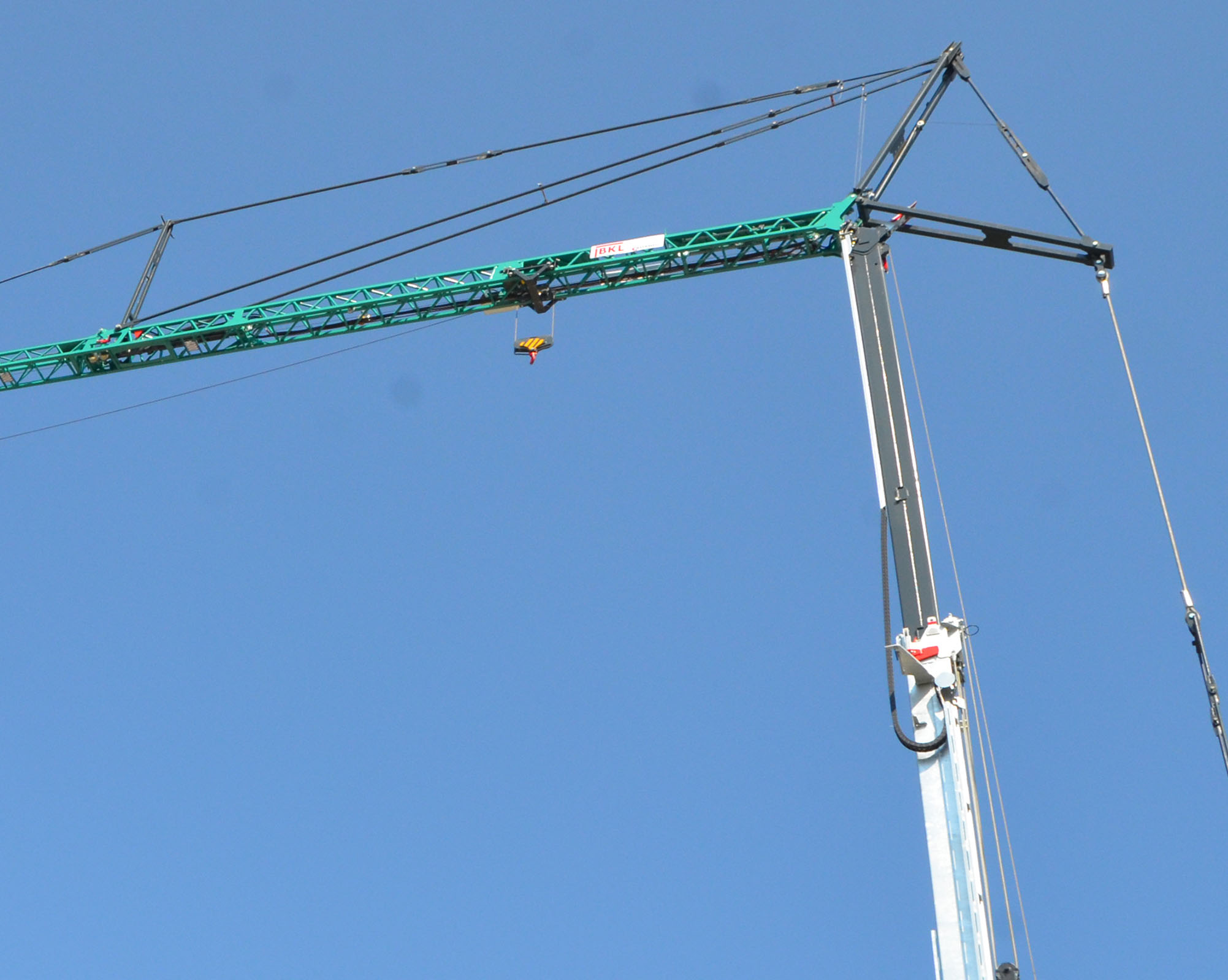 BKL System Cattaneo CM 430 Hydraulikkran einfach montiert und schnell einsatzbereit