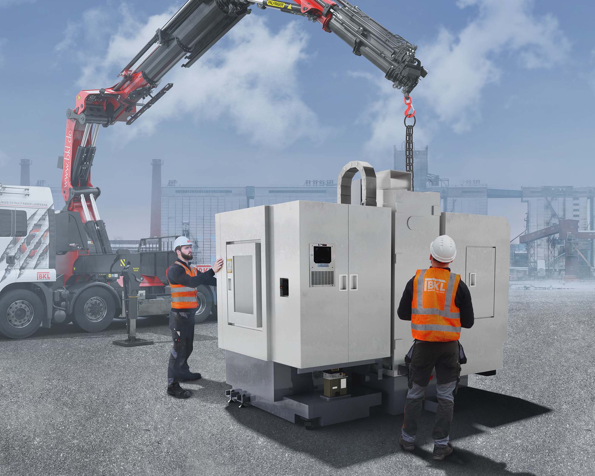 Ein BKL Ladekran hebt eine Anlage für die Industriemontage ein, die zwei BKL Monteure positionieren