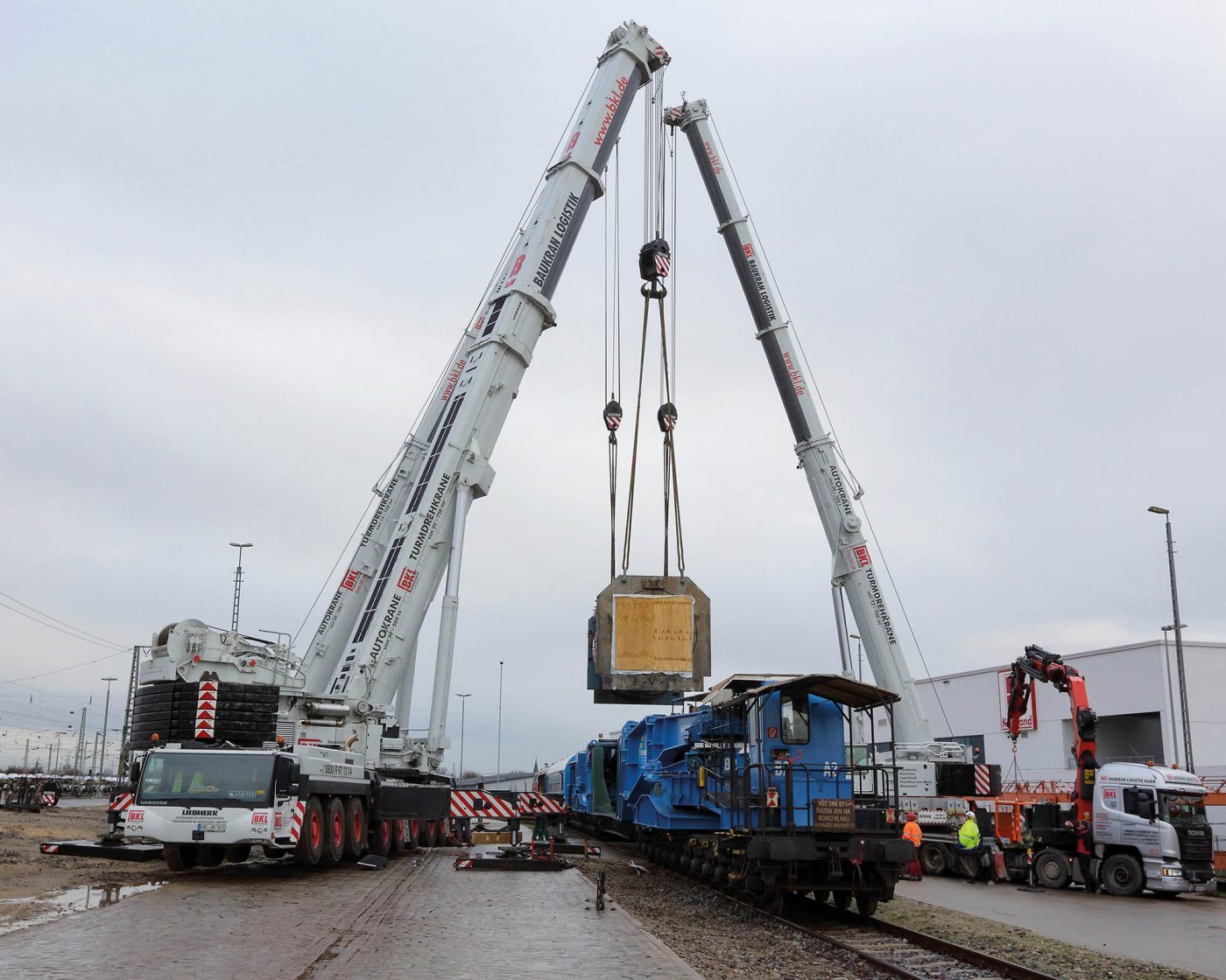 Drei BKL Autokrane LTM 1500-8.1 und LTM 1200-5.1 heben einen 220 t Pressenzylinder im Triple-Hub