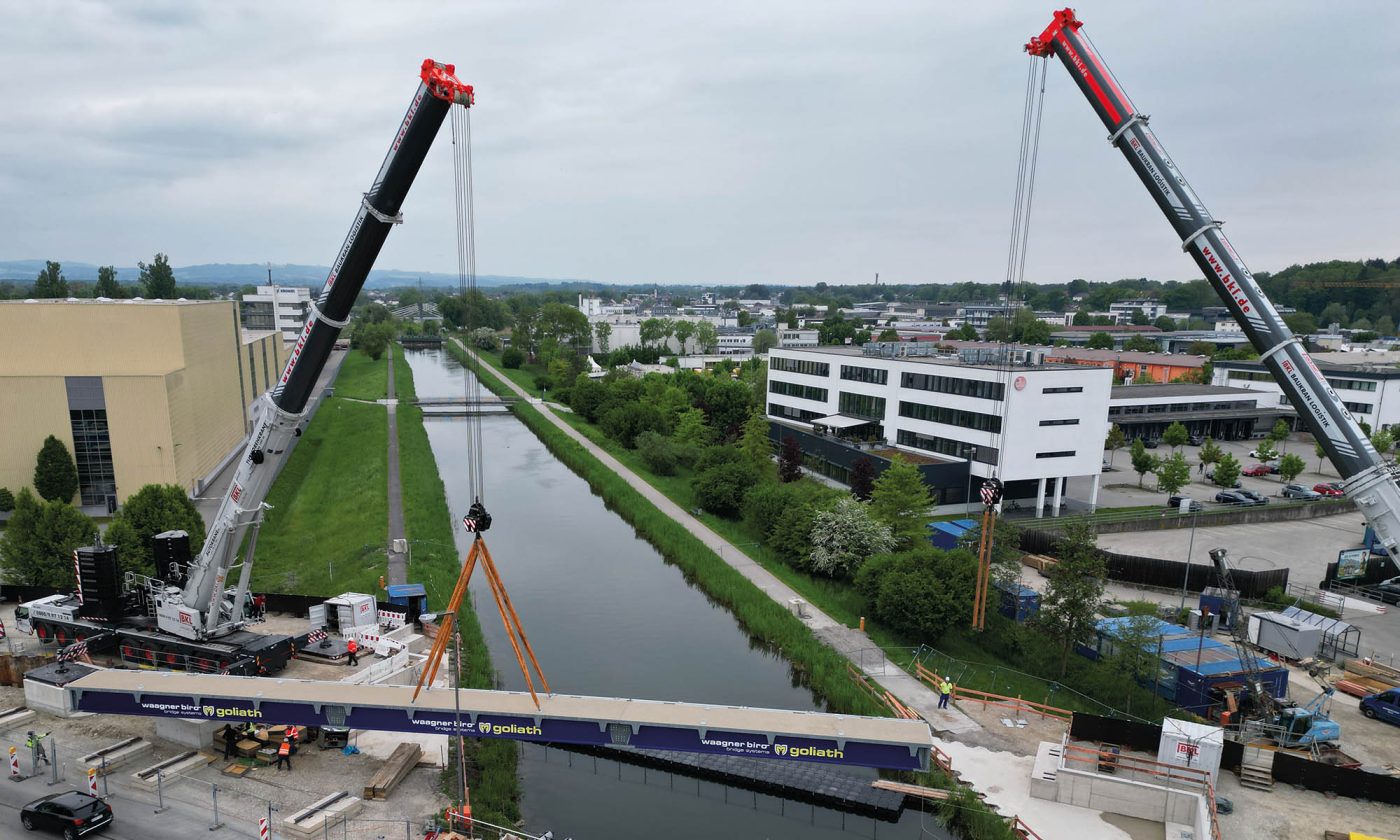 BKL Autokrane LTM 1650-8.1 und LTM 1450-8.1 heben im Tandemhub eine Behelfsbrücke