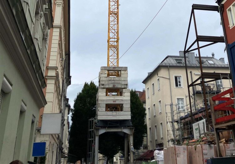 Ein Wippkran SLH 70.4 aus dem BKL System Cattaneo auf Portal in einer schmalen Straße zwischen Häusern in der Innenstadt